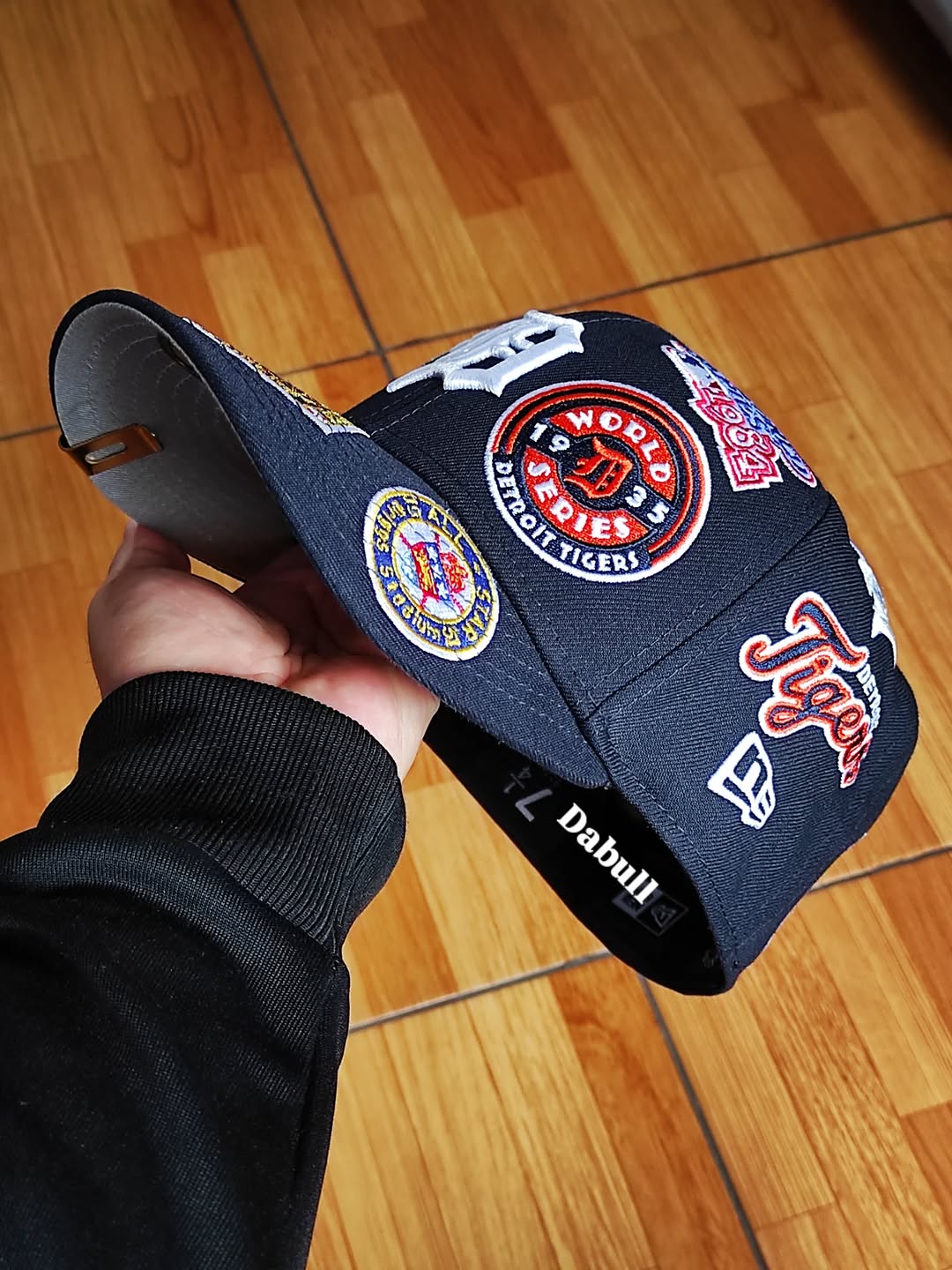 Gorra ajustada 59FIFTY New Era azul marino de los Detroit Tigers con el logo por toda la gorra y la parte inferior gris