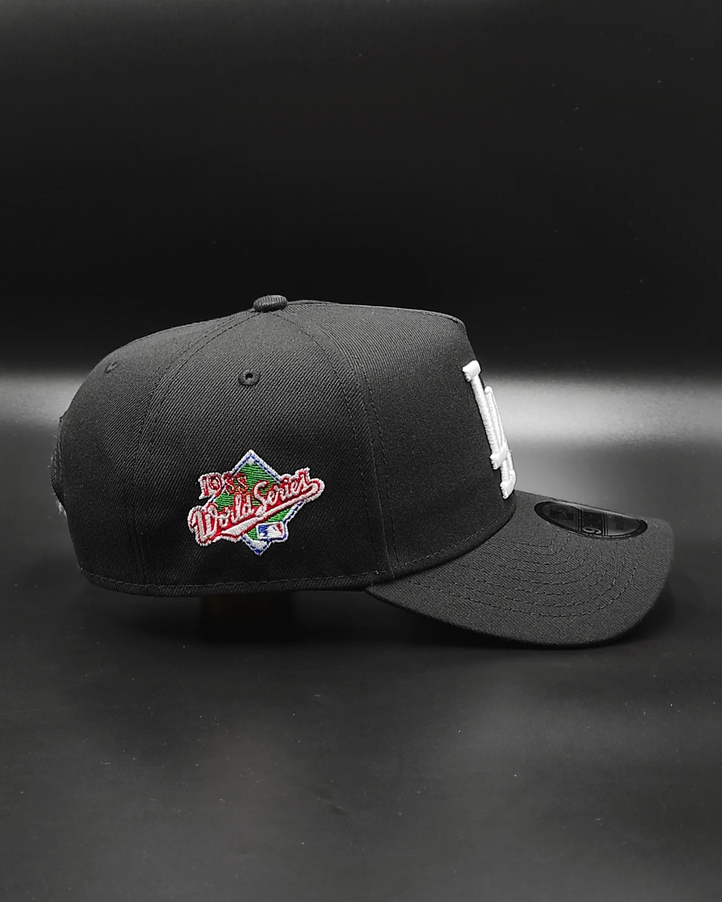 Gorra New Era Los Angeles Dodgers edición roja y negra serie mundial con visera plana