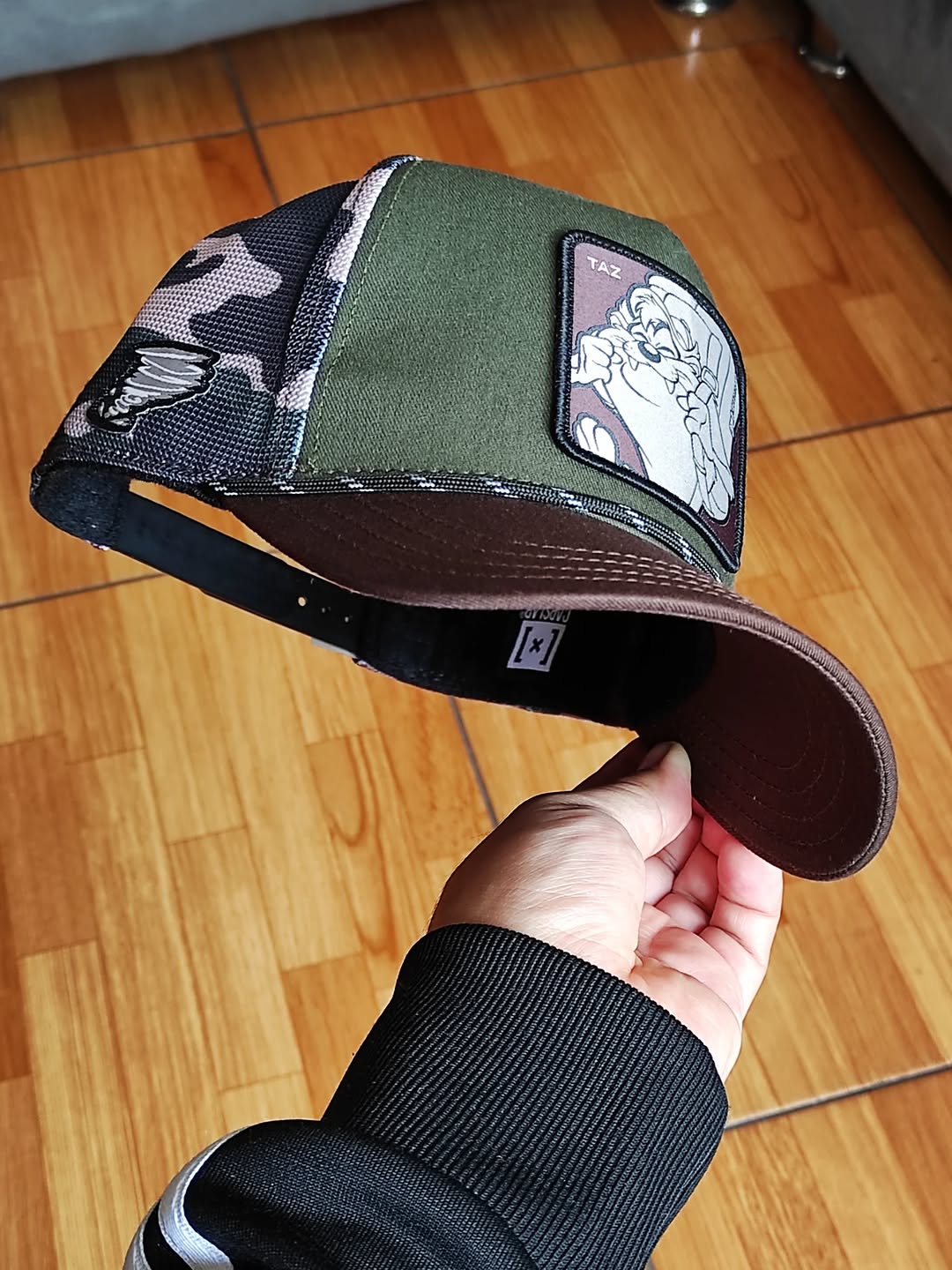 Gorra trucker multicolor Looney Tunes Diablo de Tasmania de Capslab