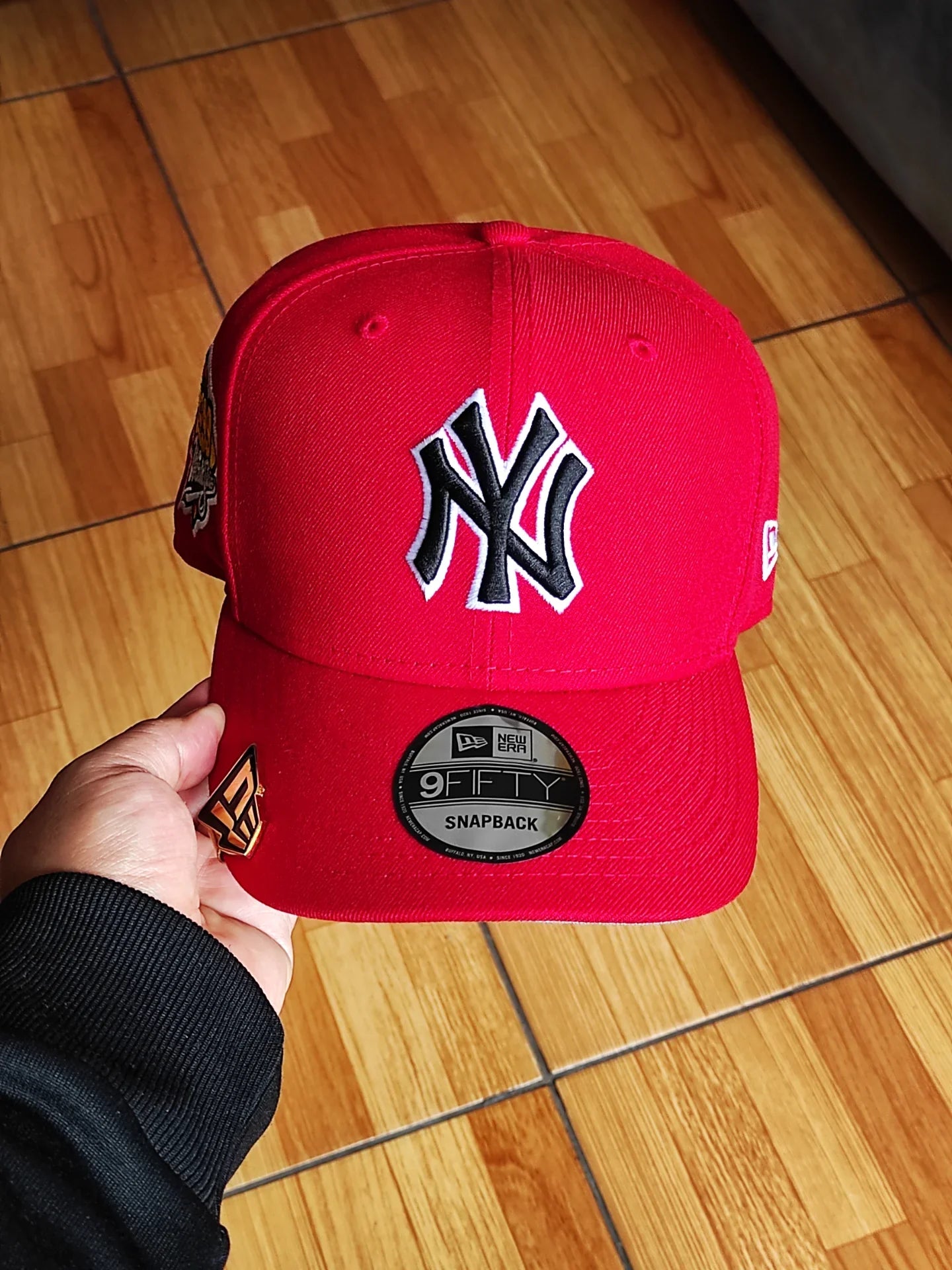 Gorra New Era New York Yankees Edición Serie Mundial de 1999 Color Escarlata Modelo 9Fifty con Cierre Ajustable
