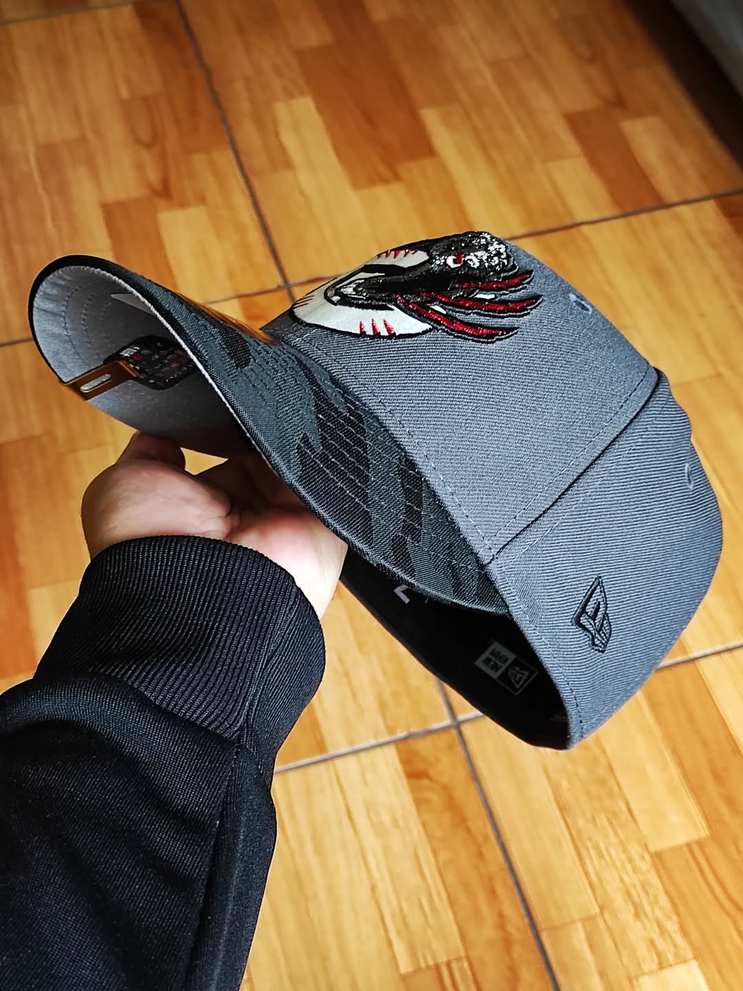 Gorra ajustada 59Fifty New Era Vancouver Grizzlies 30 Temporadas Gris Oscuro Edición Que Brilla En La Oscuridad