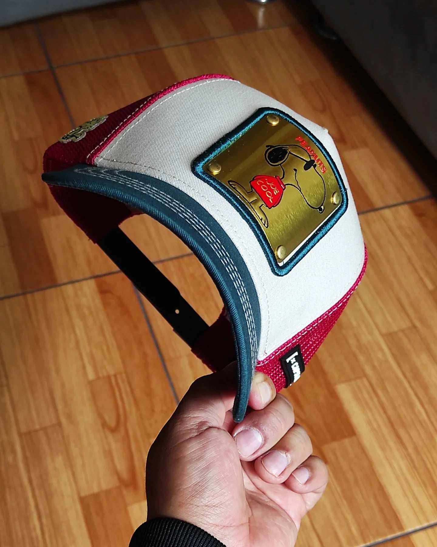 Gorra trucker snapback CAPSLAB Cacahuetes Snoopy blanco rojo verde