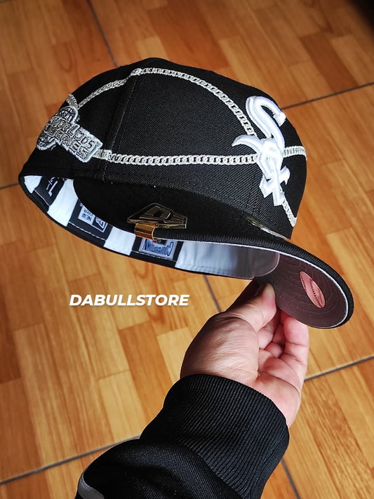 Gorra ajustada 59FIFTY negra New Era White Sox chain✨️ wrap