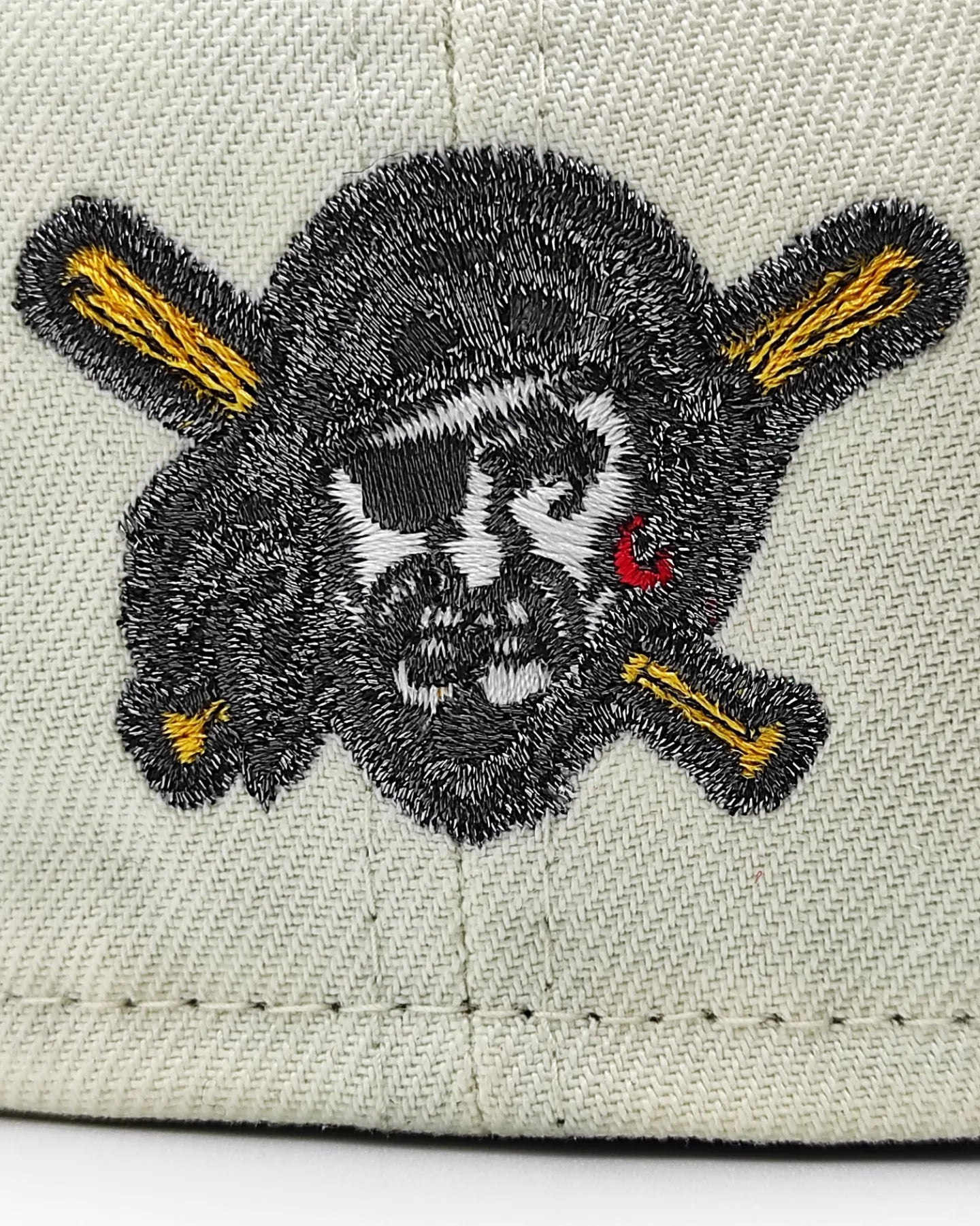Gorra Cerrada New Era 59Fifty Off White Pittsburgh Pirates Visera Negra Parte Inferior Gris Parche Lateral Three Rivers Stadium