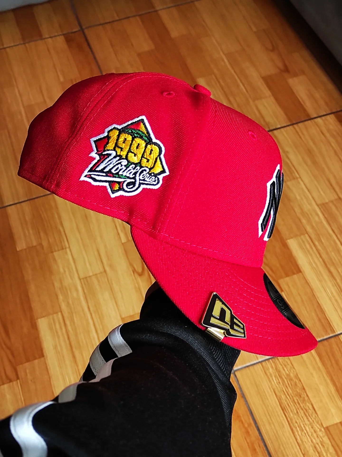 Gorra New Era New York Yankees Edición Serie Mundial de 1999 Color Escarlata Modelo 9Fifty con Cierre Ajustable
