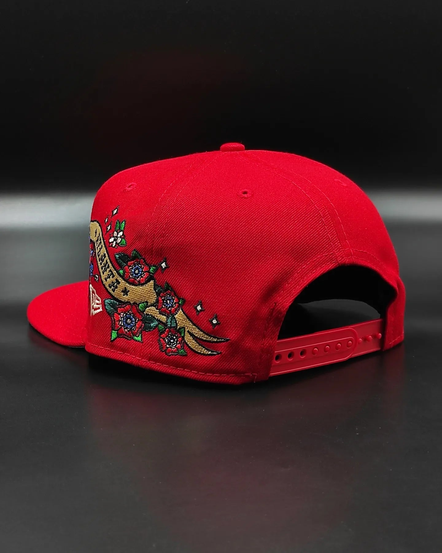 Gorra Snapback New Era 9Fifty de los Atlanta Braves con visera gris e insignia lateral City Art - Roja