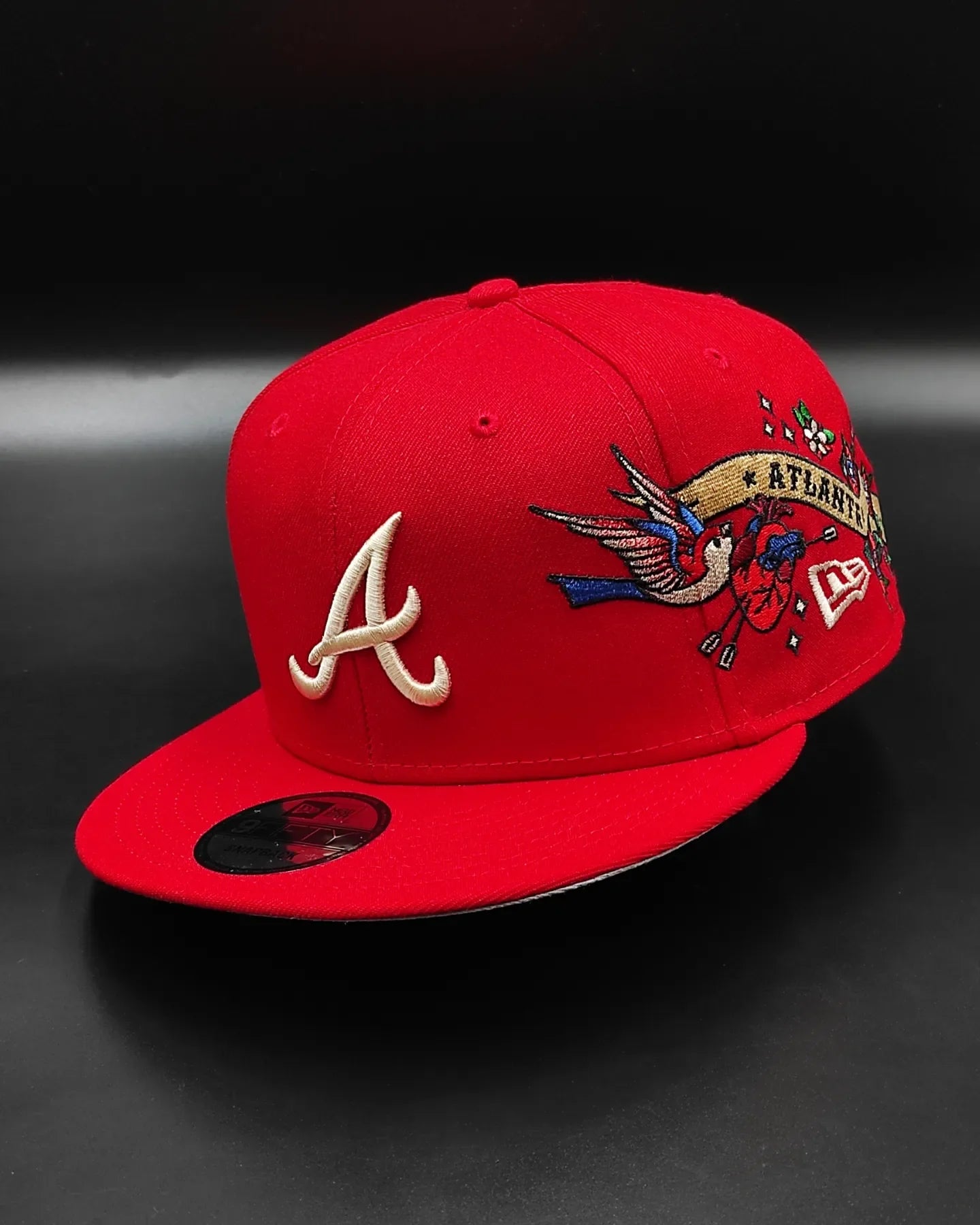 Gorra Snapback New Era 9Fifty de los Atlanta Braves con visera gris e insignia lateral City Art - Roja