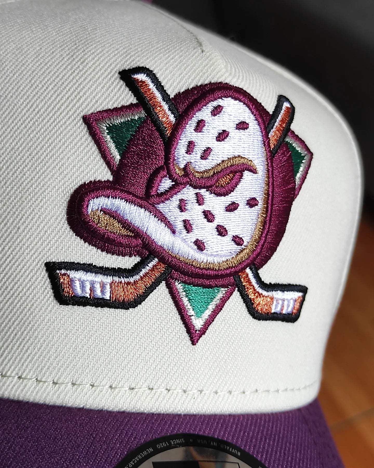 Gorra snapback New Era Anaheim Ducks Chrome Plum Two Tone Edition 9Forty A Frame