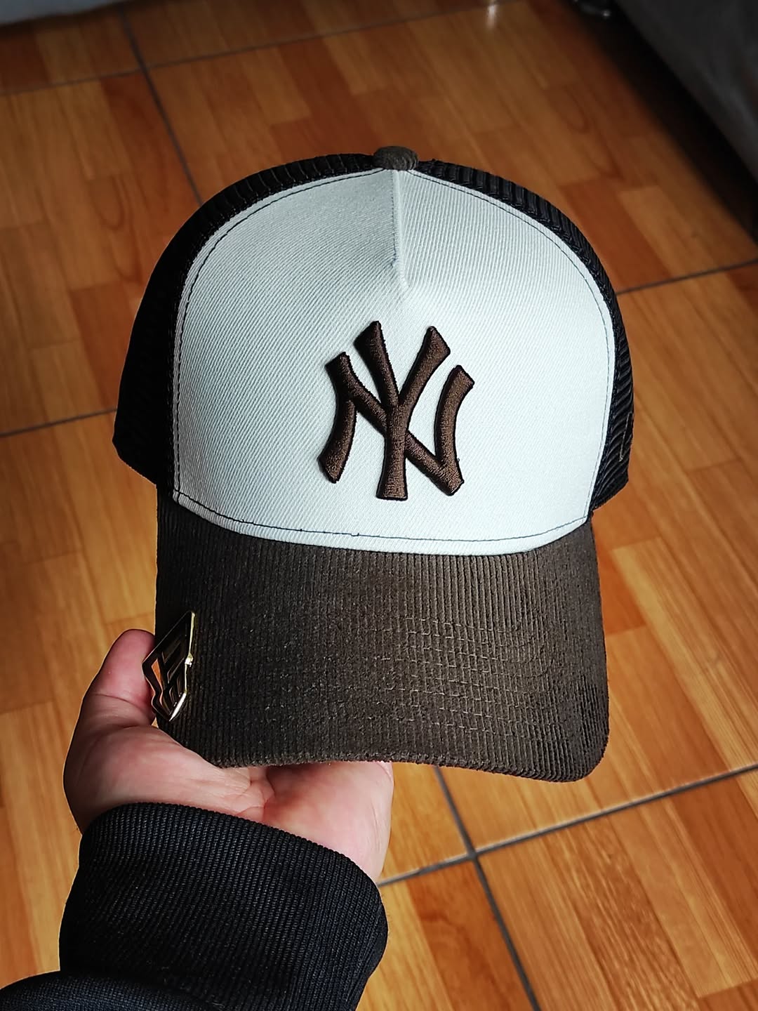 Gorra trucker de New Era de los New York Yankees con visera de pana y cierre ajustable.