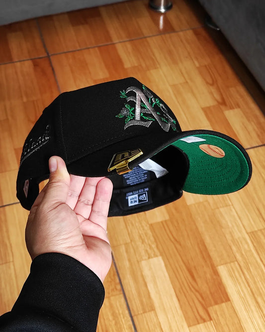 Gorra New Era Oakland Athletics Black Metallics 9Forty A Frame con cierre a presión