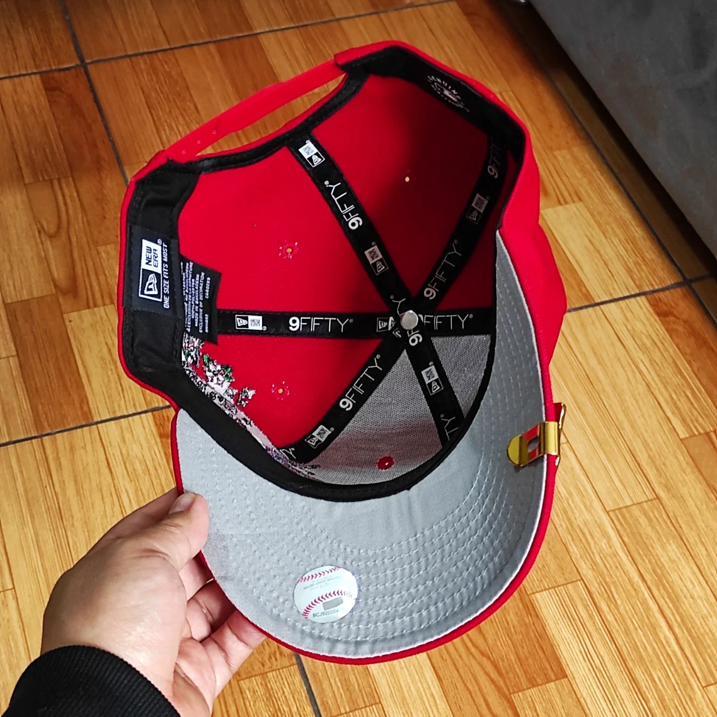 Gorra Snapback New Era 9Fifty de los Atlanta Braves con visera gris e insignia lateral City Art - Roja