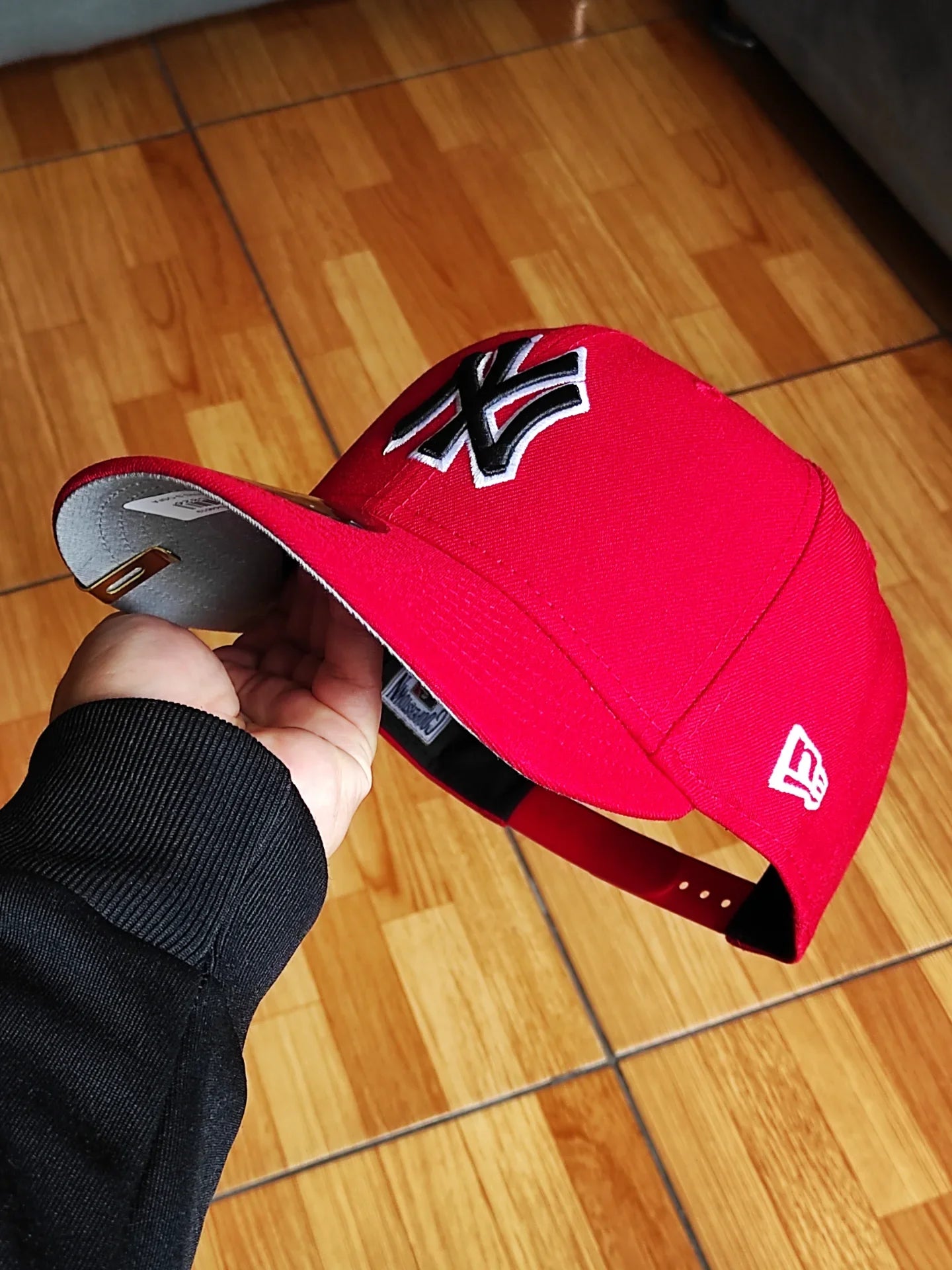 Gorra New Era New York Yankees Edición Serie Mundial de 1999 Color Escarlata Modelo 9Fifty con Cierre Ajustable