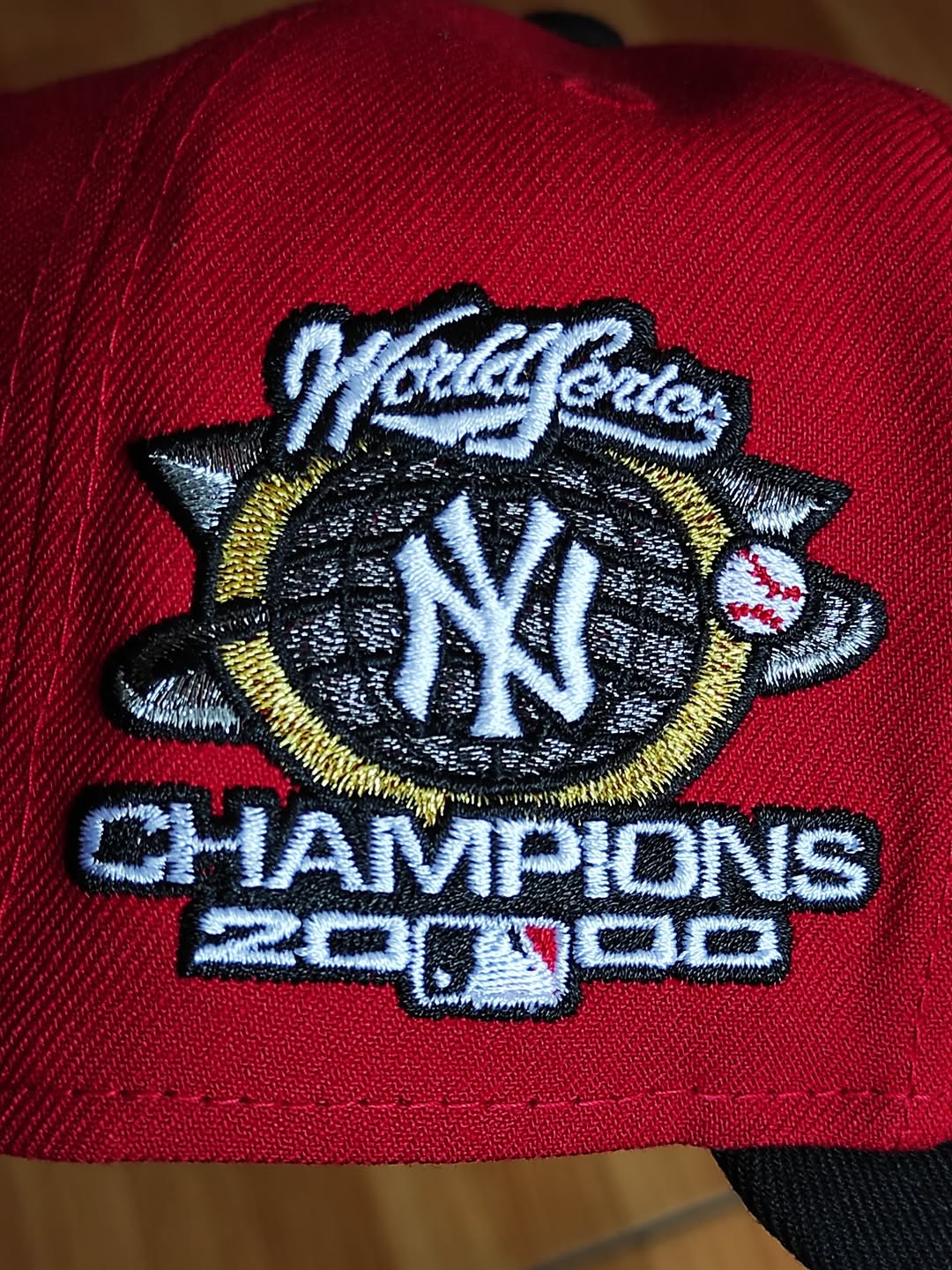 Gorra ajustada 59FIFTY de los New York Yankees Champions 2000 New Era roja y negra