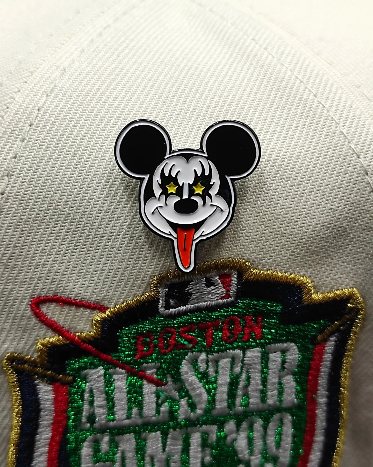 Pin metálico Beso de Mickey Mouse