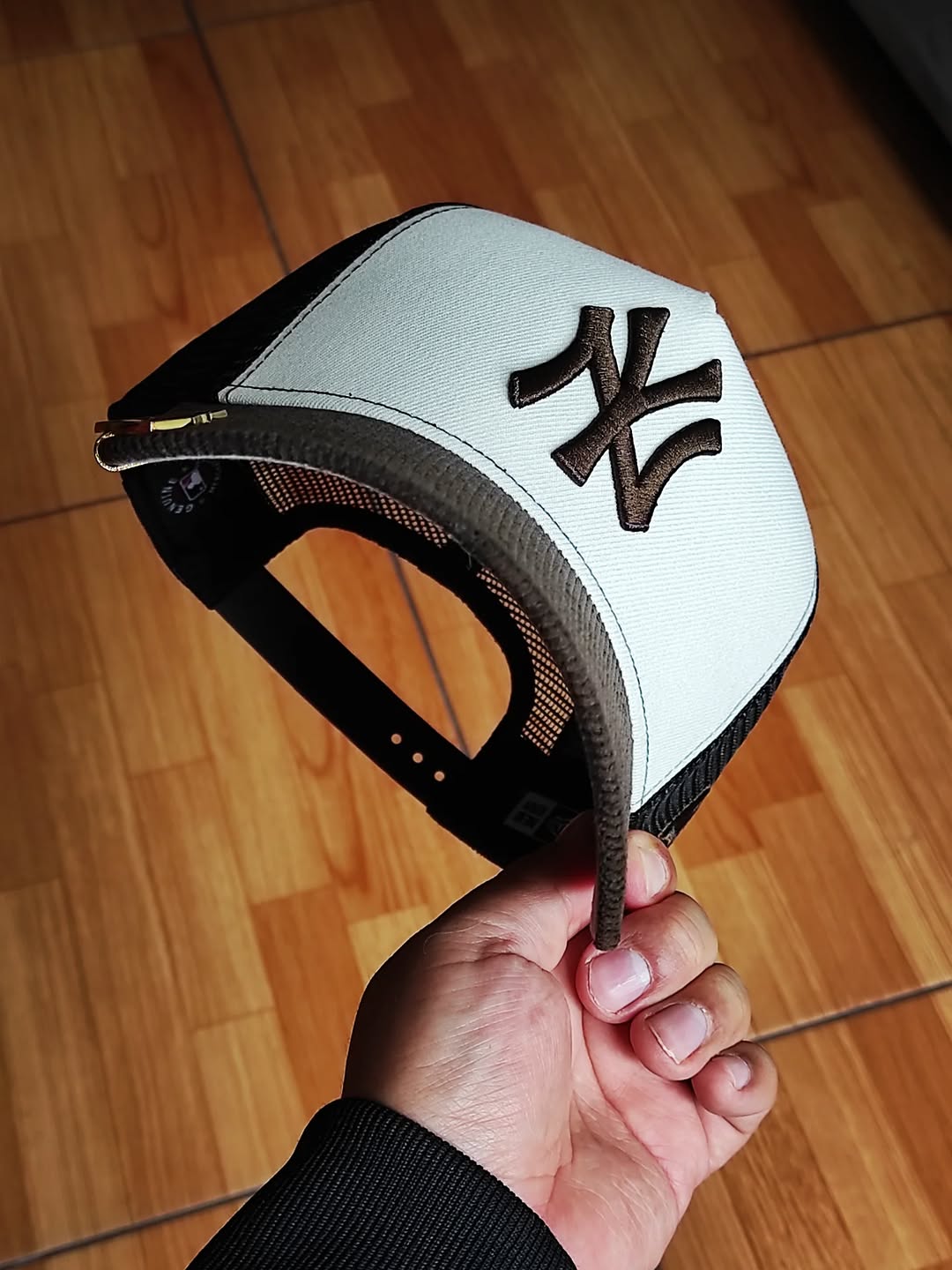 Gorra trucker de New Era de los New York Yankees con visera de pana y cierre ajustable.