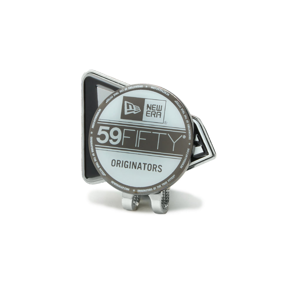 Pin metálico plateado con la bandera de New Era