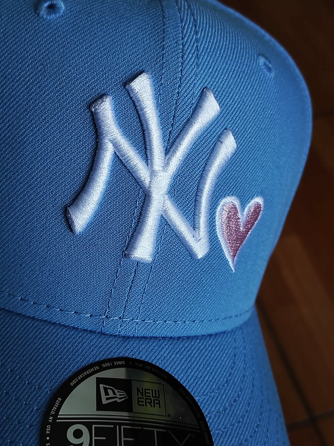 Gorra snapback 9fifty New Era New York Yankees corazón cielo/rosa