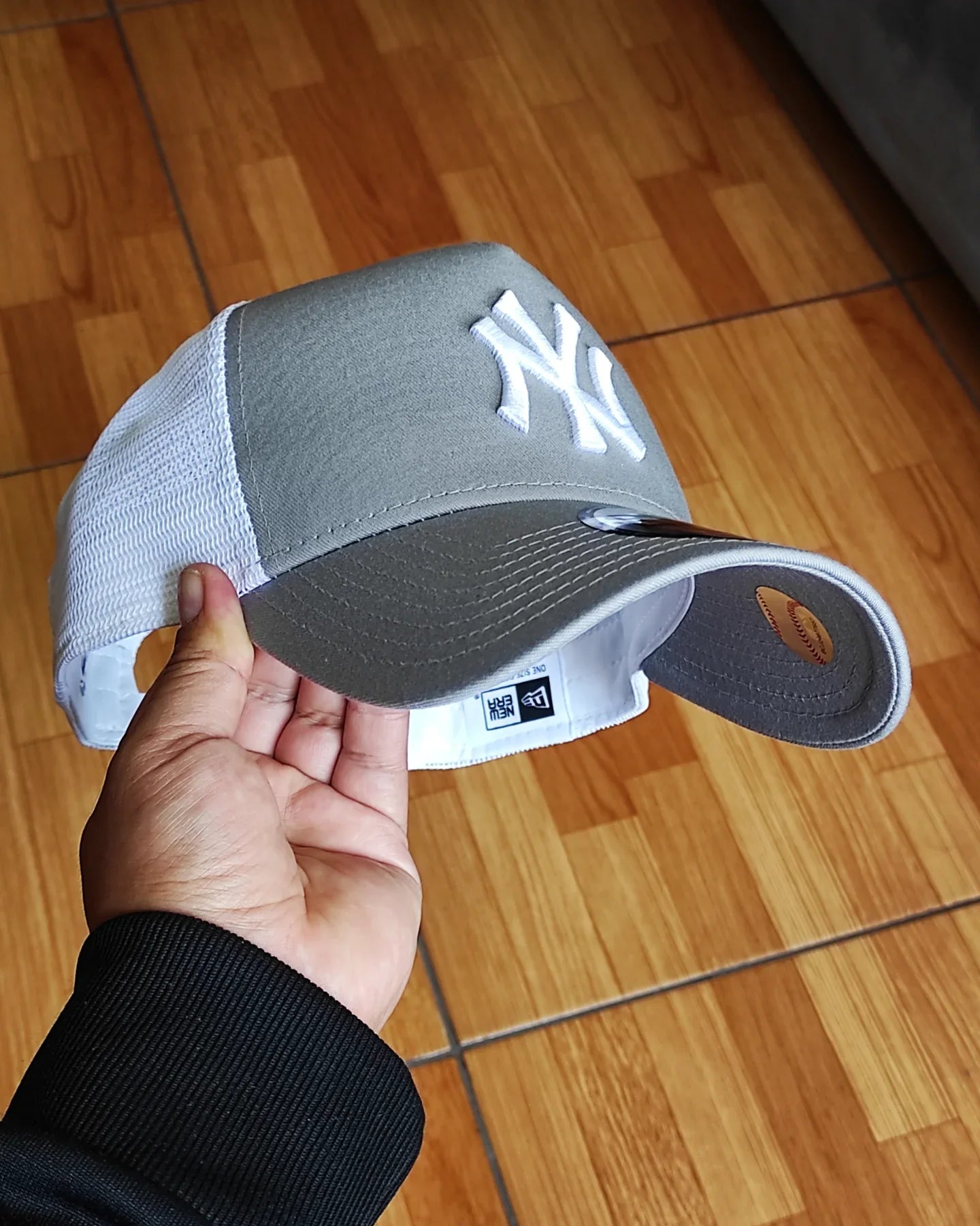 New Era Gorra trucker con visera ploma y panel blanco de los New York Yankees