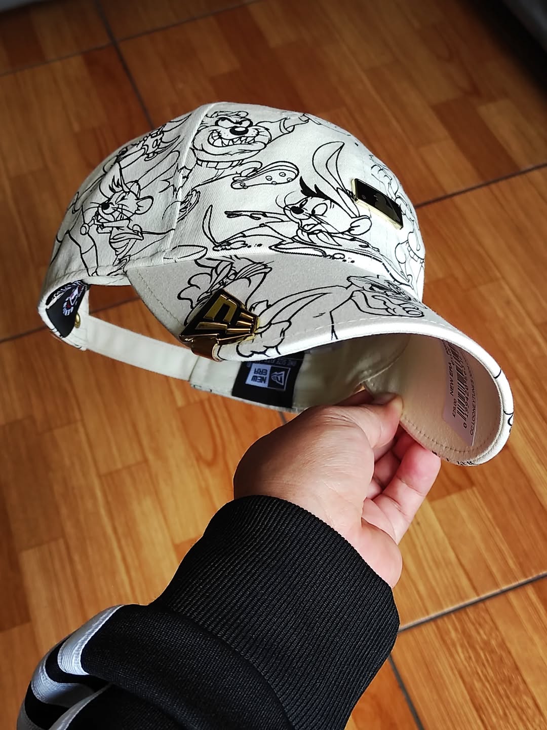 Gorra ajustable clásica informal blanca MLB X Looney Tunes con el logo de la MLB