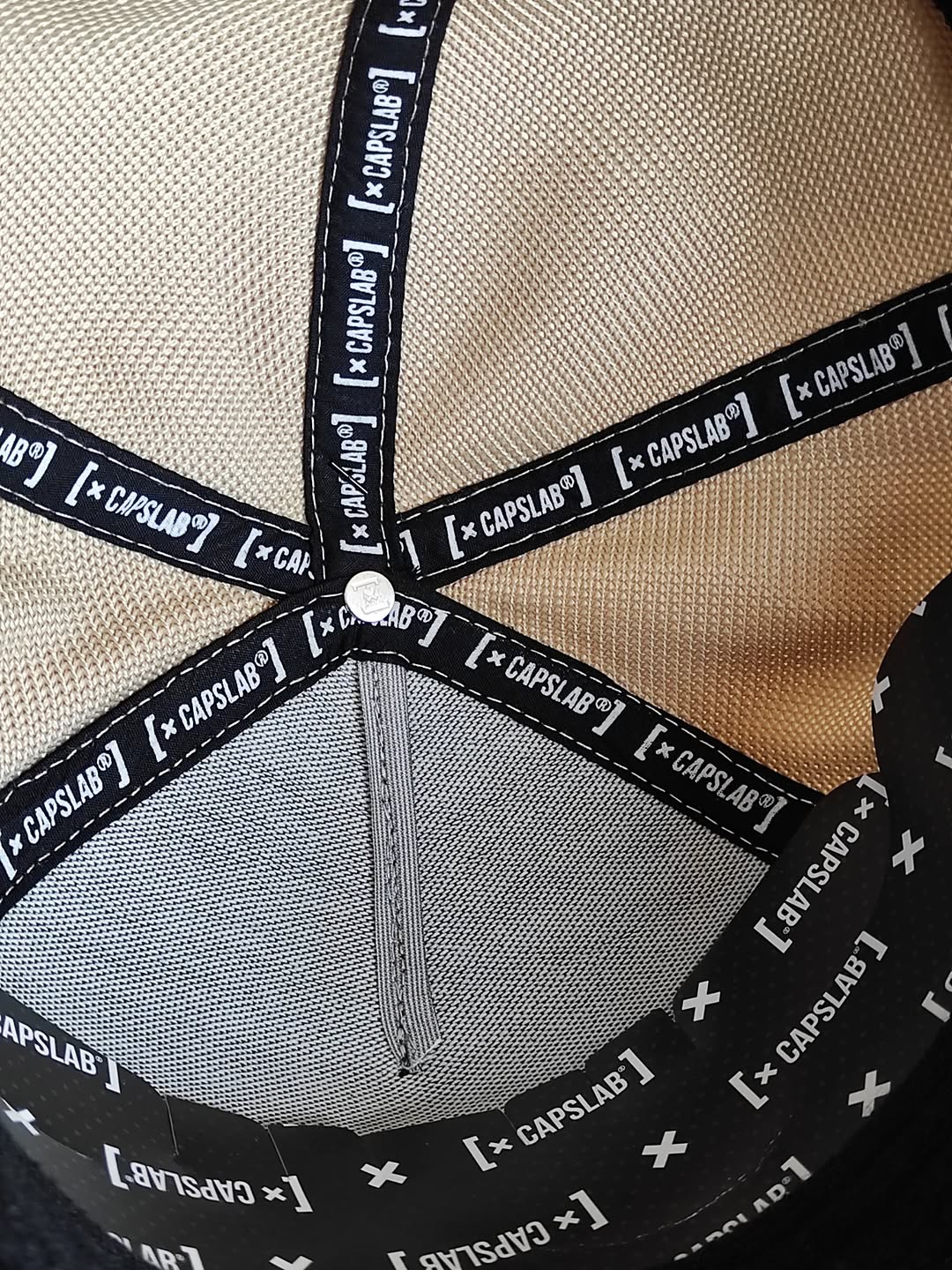 Gorra trucker Capslab Dragón Ball Gohan Super Saiyajin