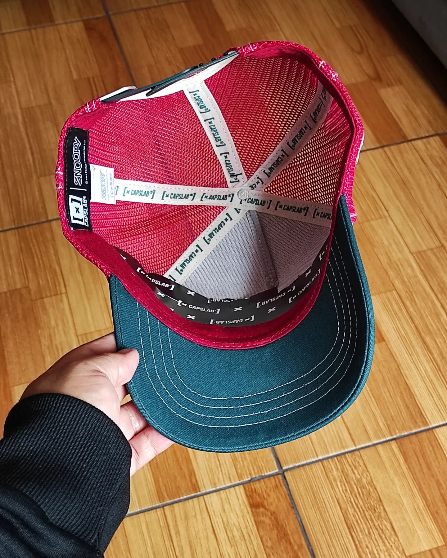 Gorra trucker snapback CAPSLAB Cacahuetes Snoopy blanco rojo verde
