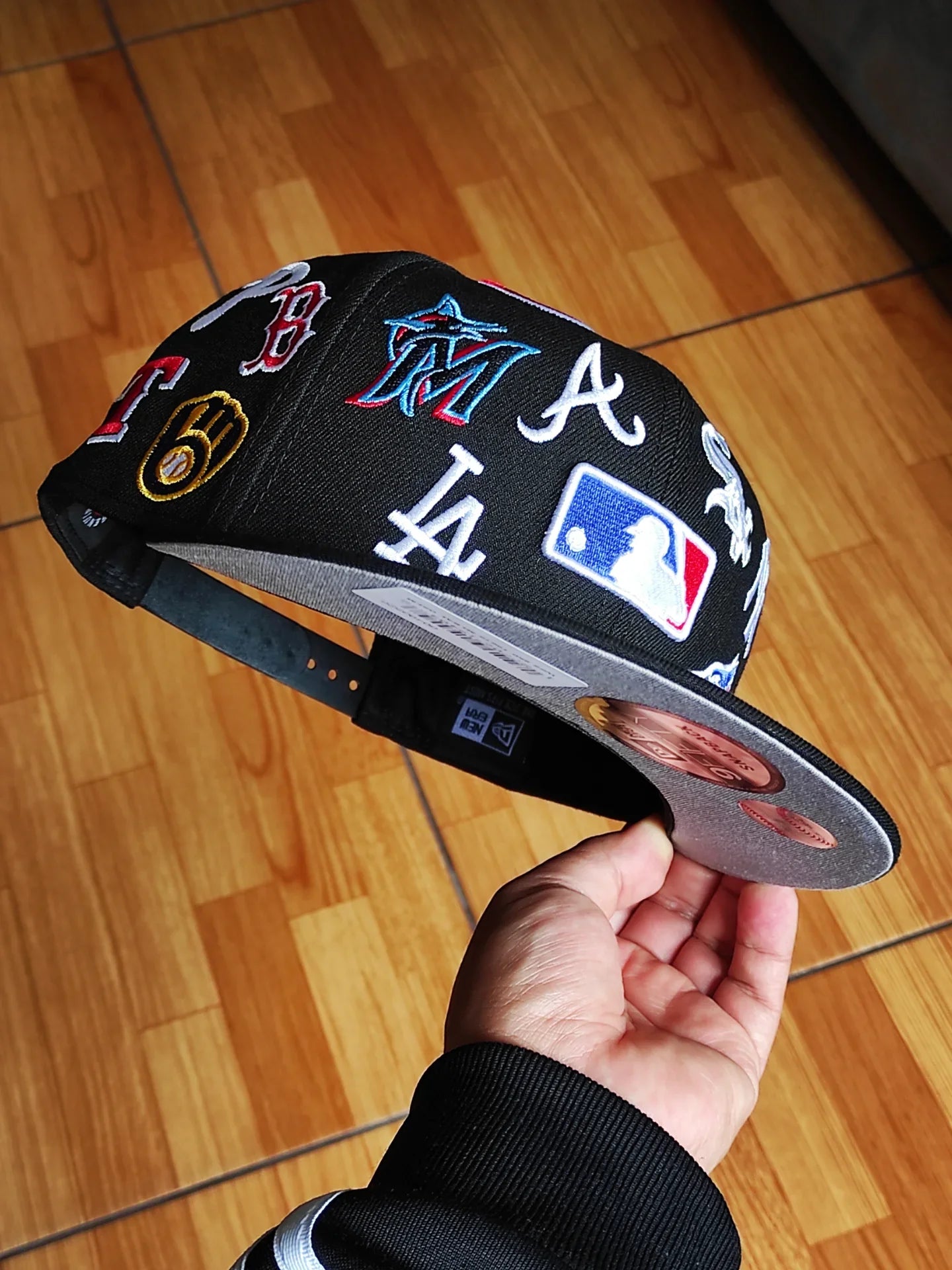 Gorra snapback New Era MLB negra 9Fifty, con logotipos de equipos de toda la liga