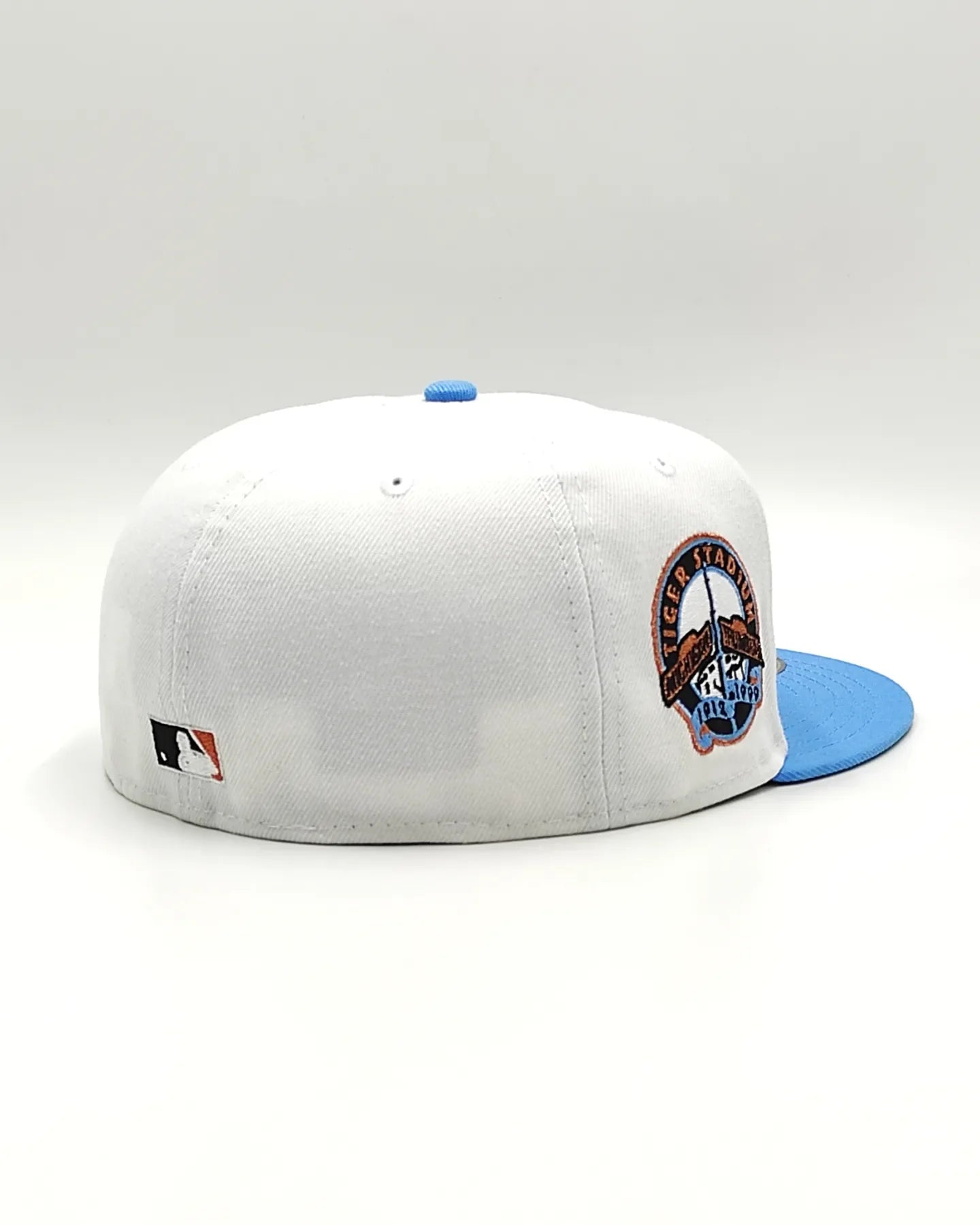 Gorra New Era 59FIFTY Blanca y Azul Radiante con Botón Verde de los Tigres del Día Inaugural