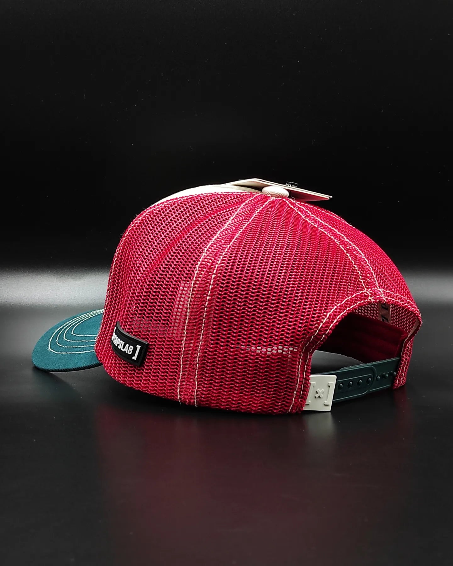 Gorra trucker snapback CAPSLAB Cacahuetes Snoopy blanco rojo verde