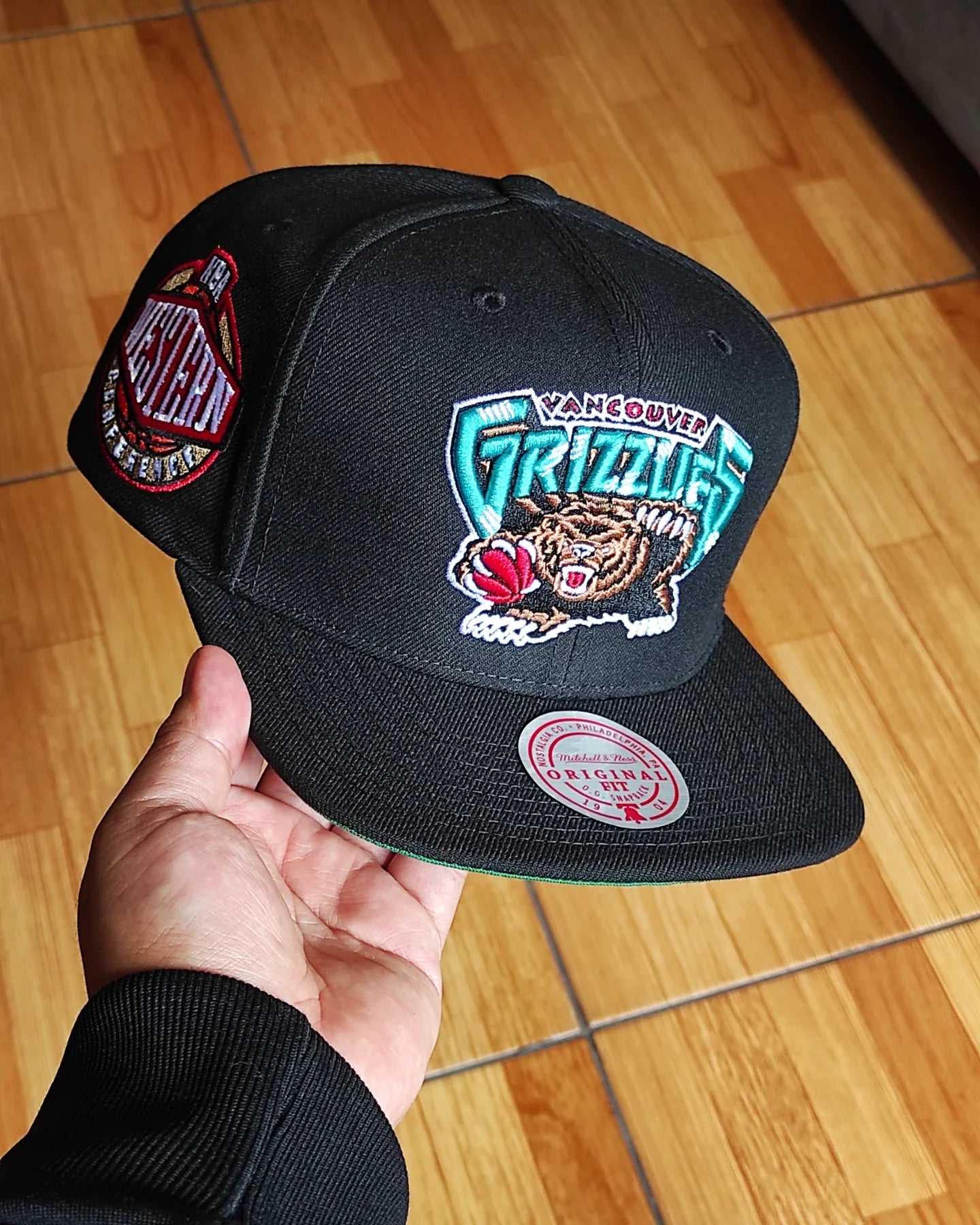 Gorra Mitchell and Ness Vancouver Grizzlies NBA wester NEGRA con cierre a presión