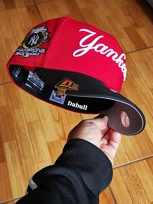 Gorra ajustada 59FIFTY de los New York Yankees Champions 2000 New Era roja y negra