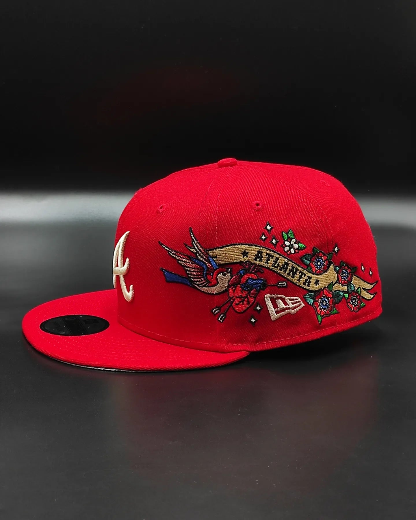 Gorra Snapback New Era 9Fifty de los Atlanta Braves con visera gris e insignia lateral City Art - Roja