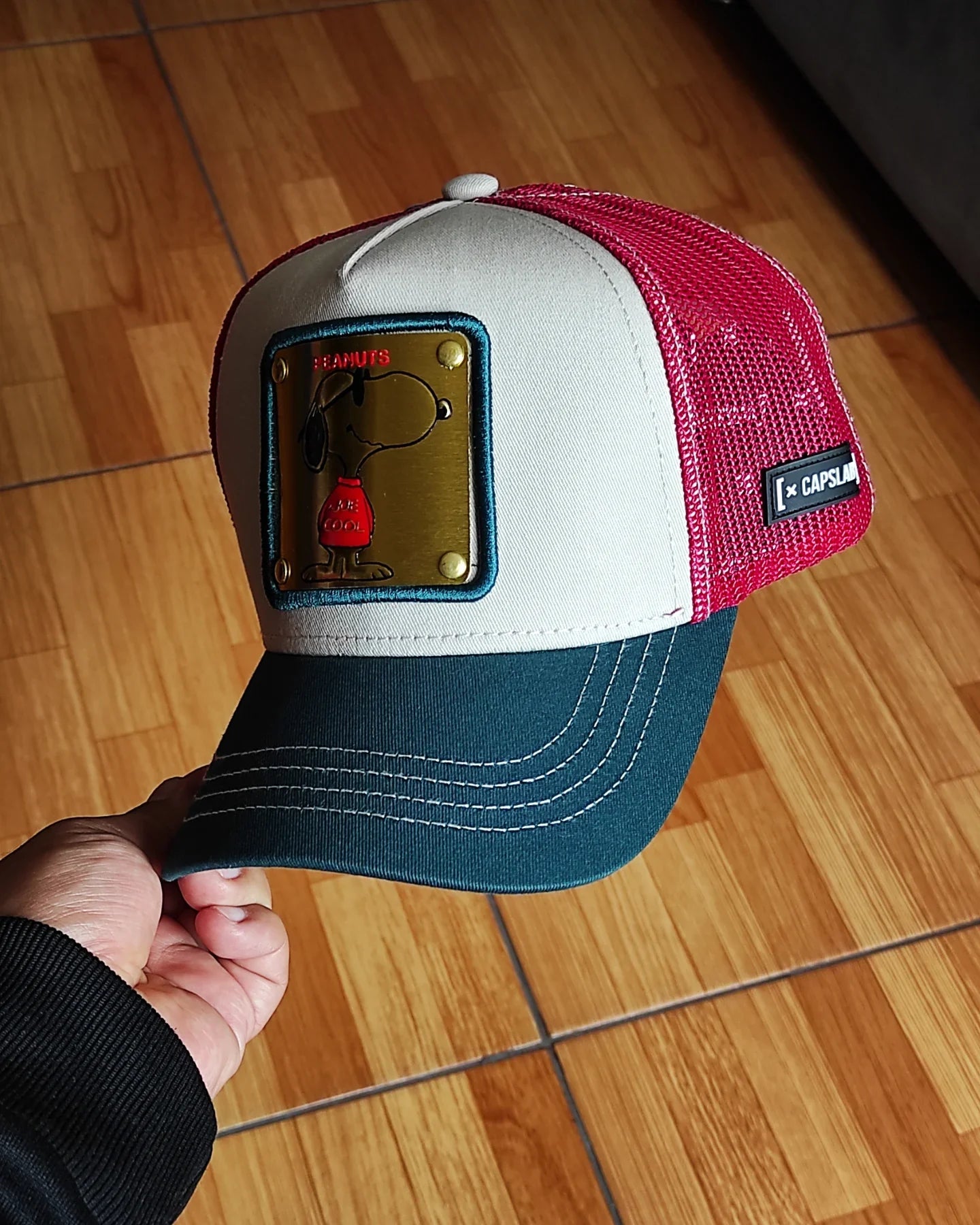 Gorra trucker snapback CAPSLAB Cacahuetes Snoopy blanco rojo verde