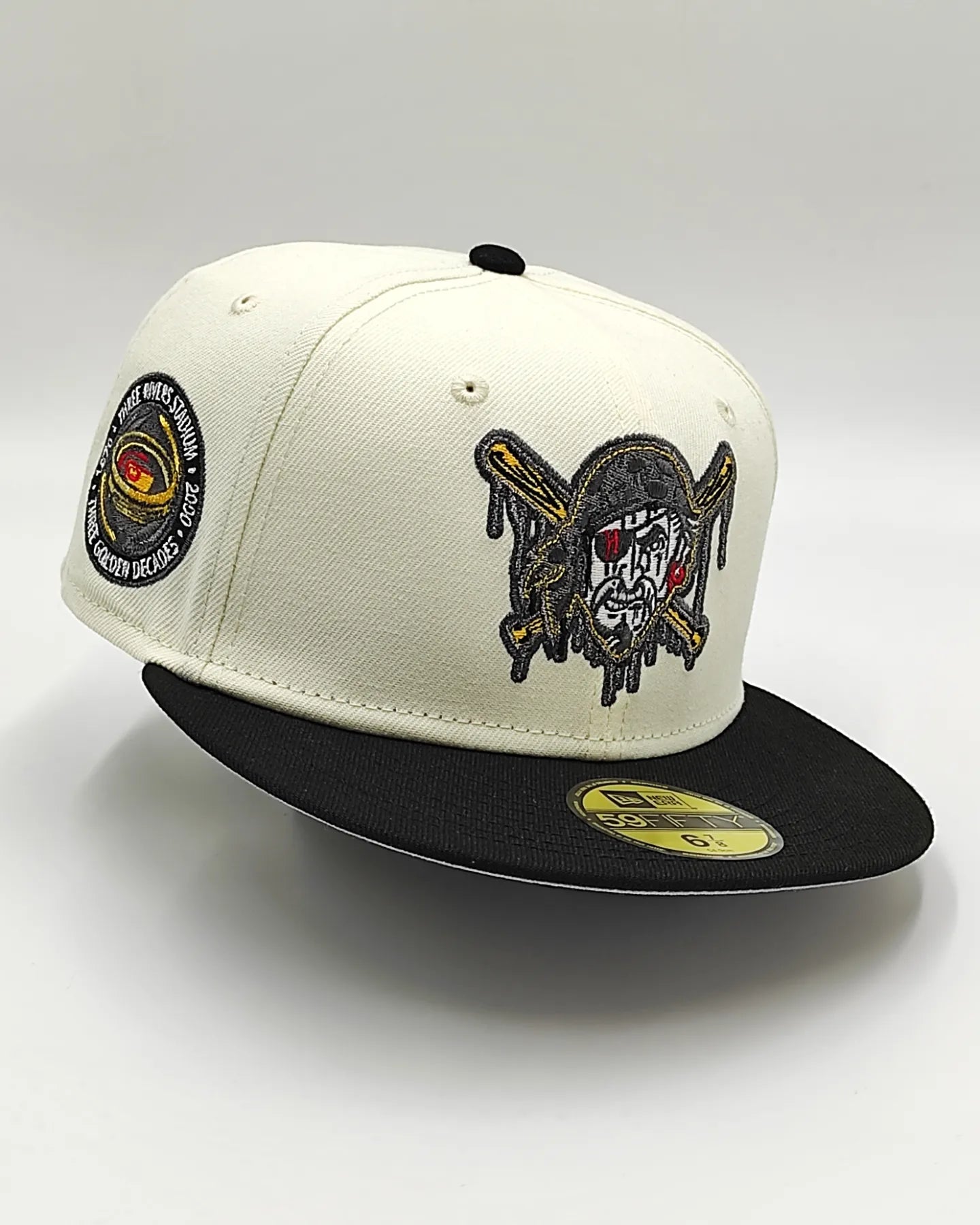 Gorra Cerrada New Era 59Fifty Off White Pittsburgh Pirates Visera Negra Parte Inferior Gris Parche Lateral Three Rivers Stadium