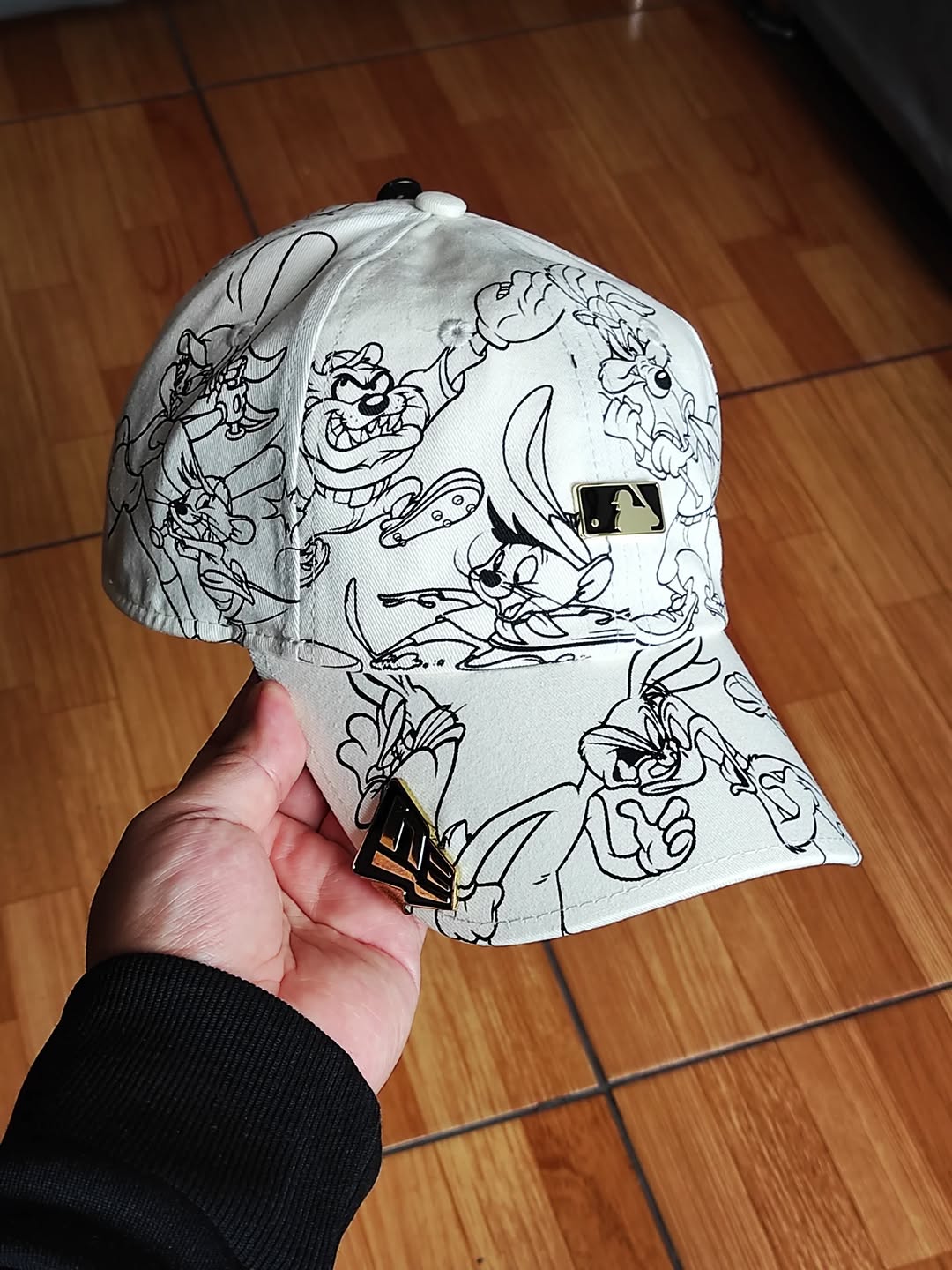 Gorra ajustable clásica informal blanca MLB X Looney Tunes con el logo de la MLB