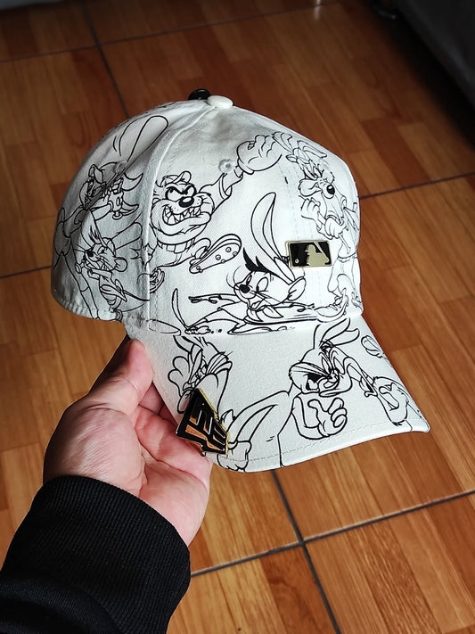 Gorra ajustable clásica informal blanca MLB X Looney Tunes con el logo de la MLB