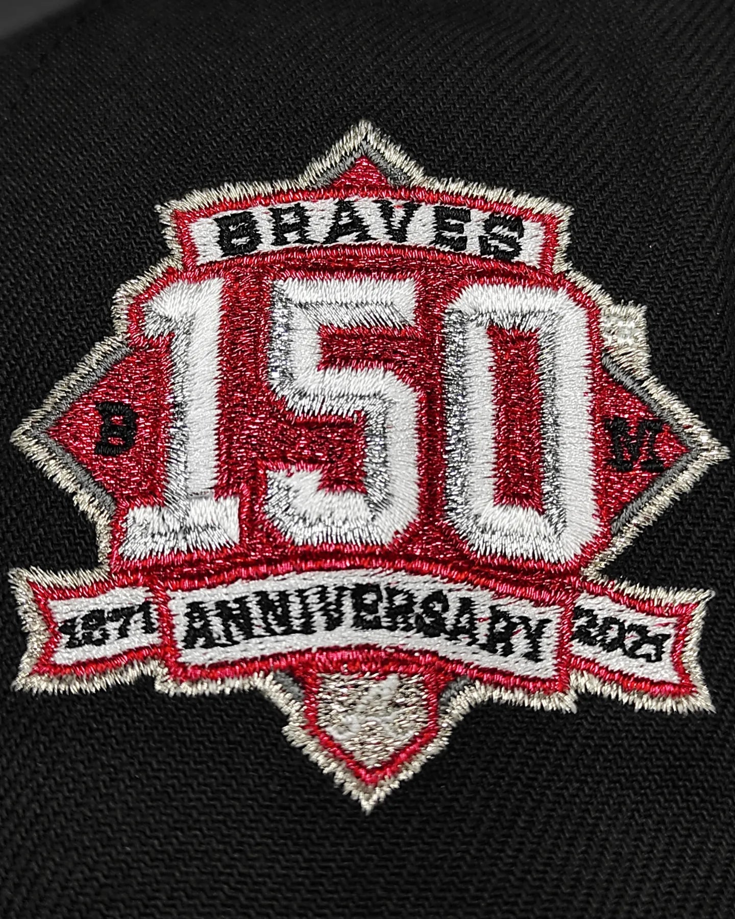 Gorra ajustada 59fifty de New Era Atlanta Braves 150 aniversario cúpula negra edición metálica