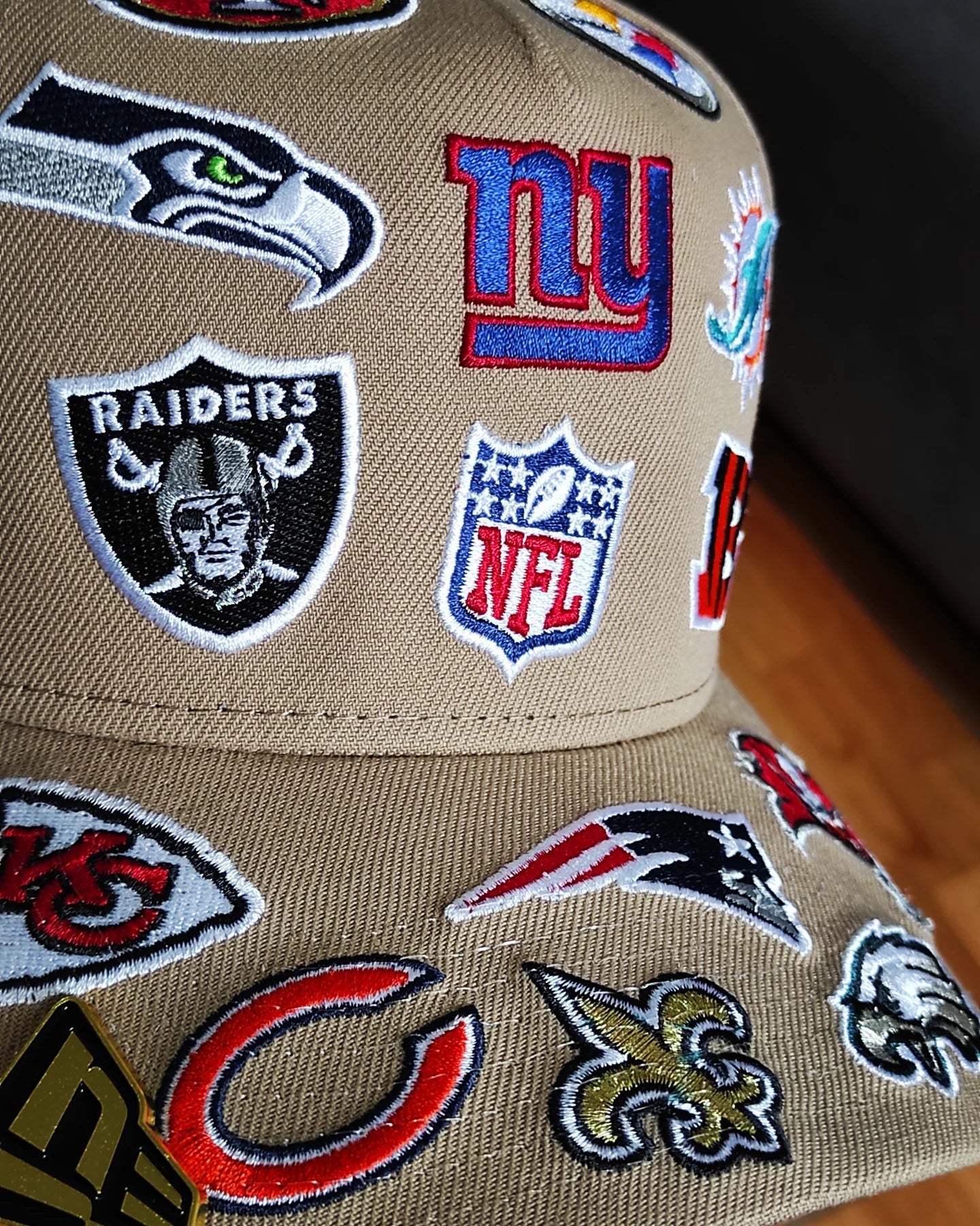 Gorra New Era NFL "All Over" edición Camel 9FORTY A-Frame con broche trasero