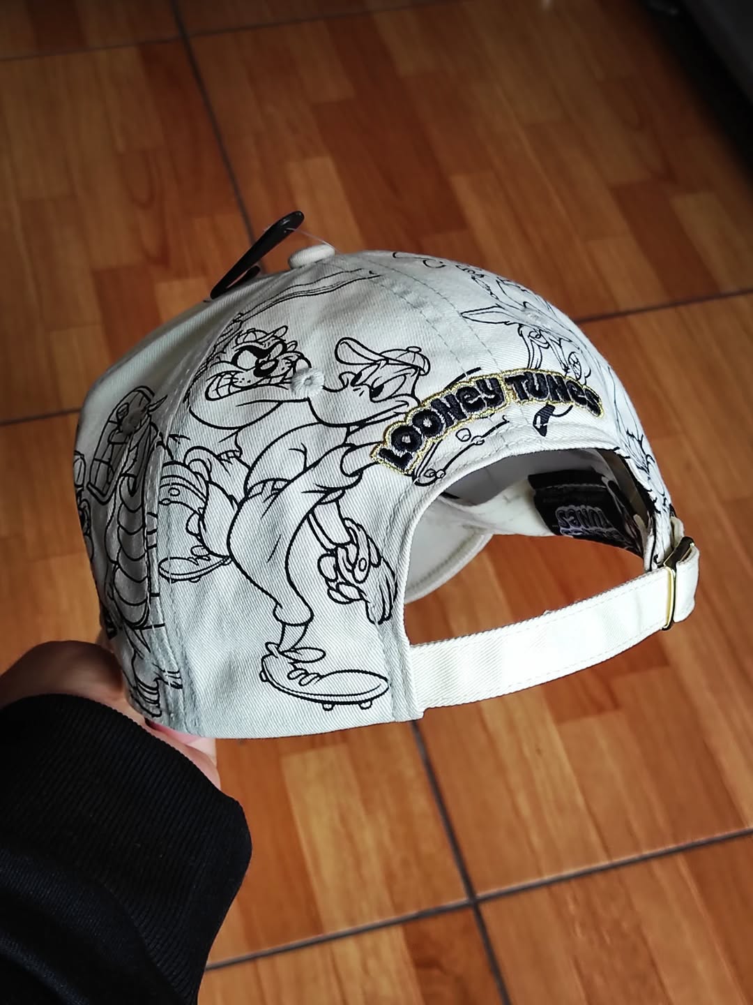 Gorra ajustable clásica informal blanca MLB X Looney Tunes con el logo de la MLB