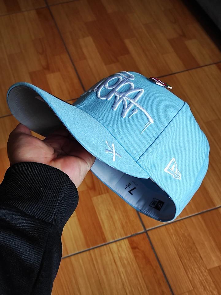 59FIFTY new era grafiti AZUL CIELO incluye pin