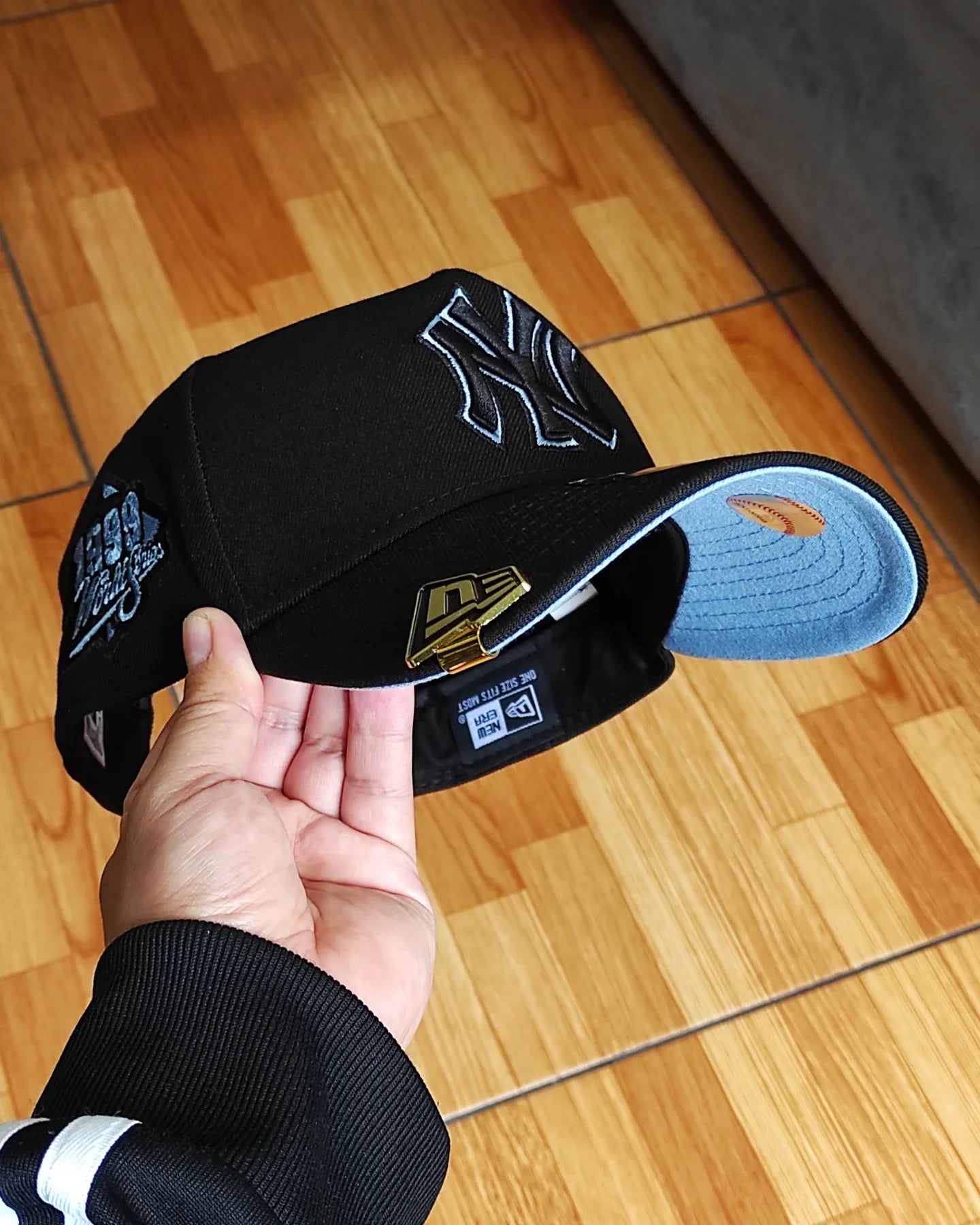 Gorra New Era New York Yankees World Series 1999 Black Sky Edition 9Forty A-Frame con Cierre Ajustable