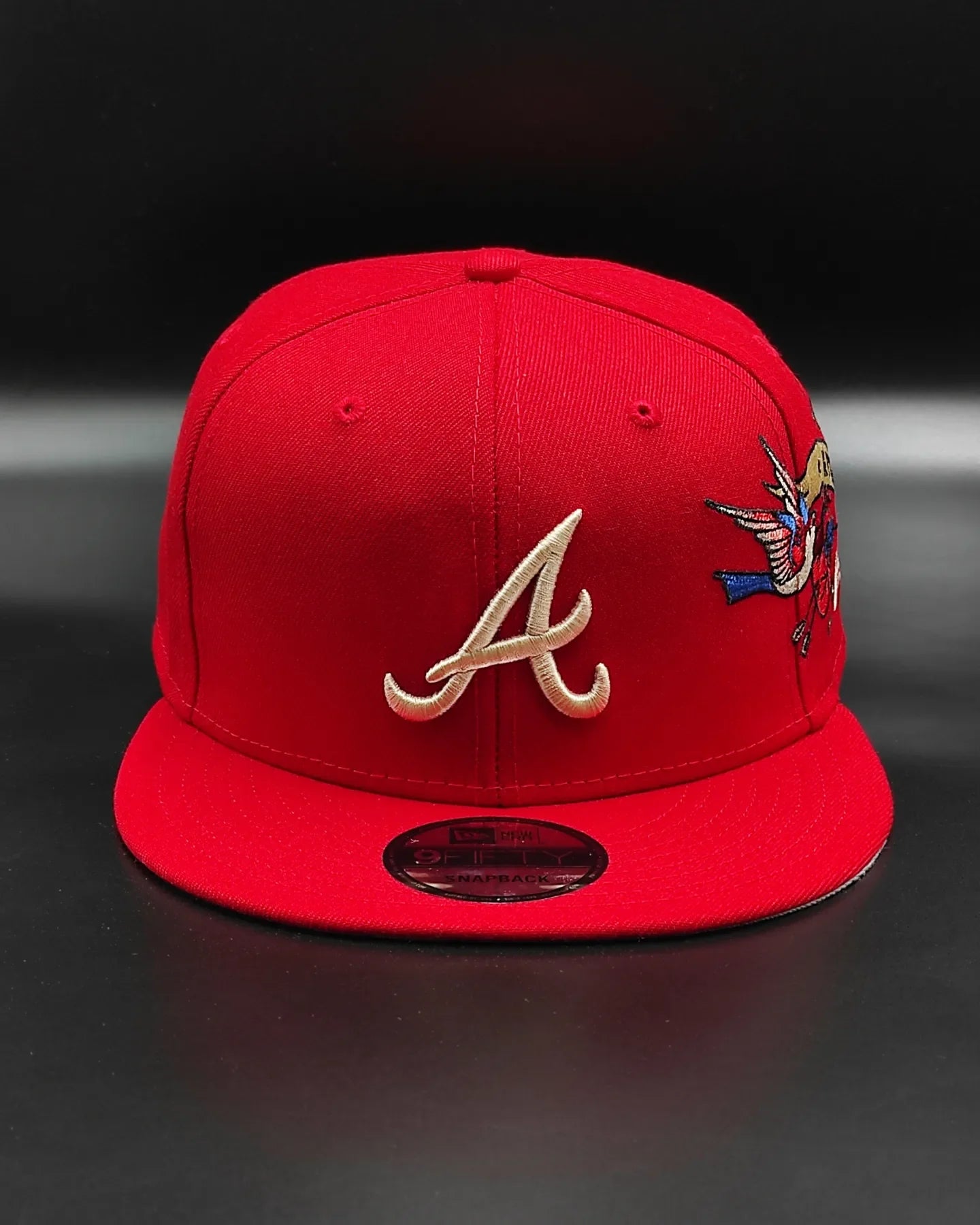 Gorra Snapback New Era 9Fifty de los Atlanta Braves con visera gris e insignia lateral City Art - Roja