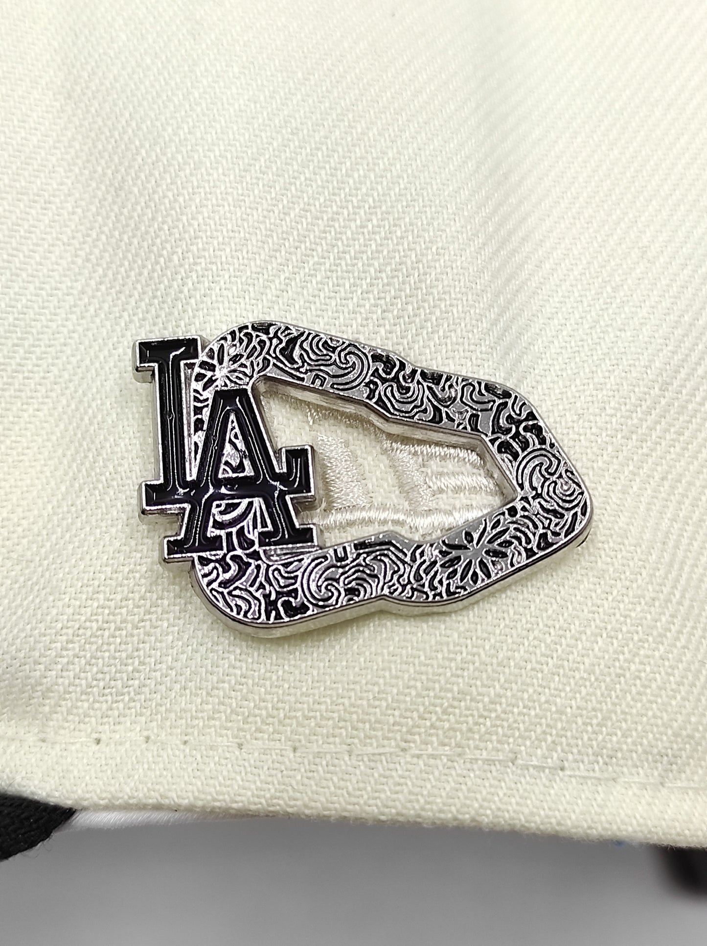 PIN METÁLICO BANDERA NEW ERA