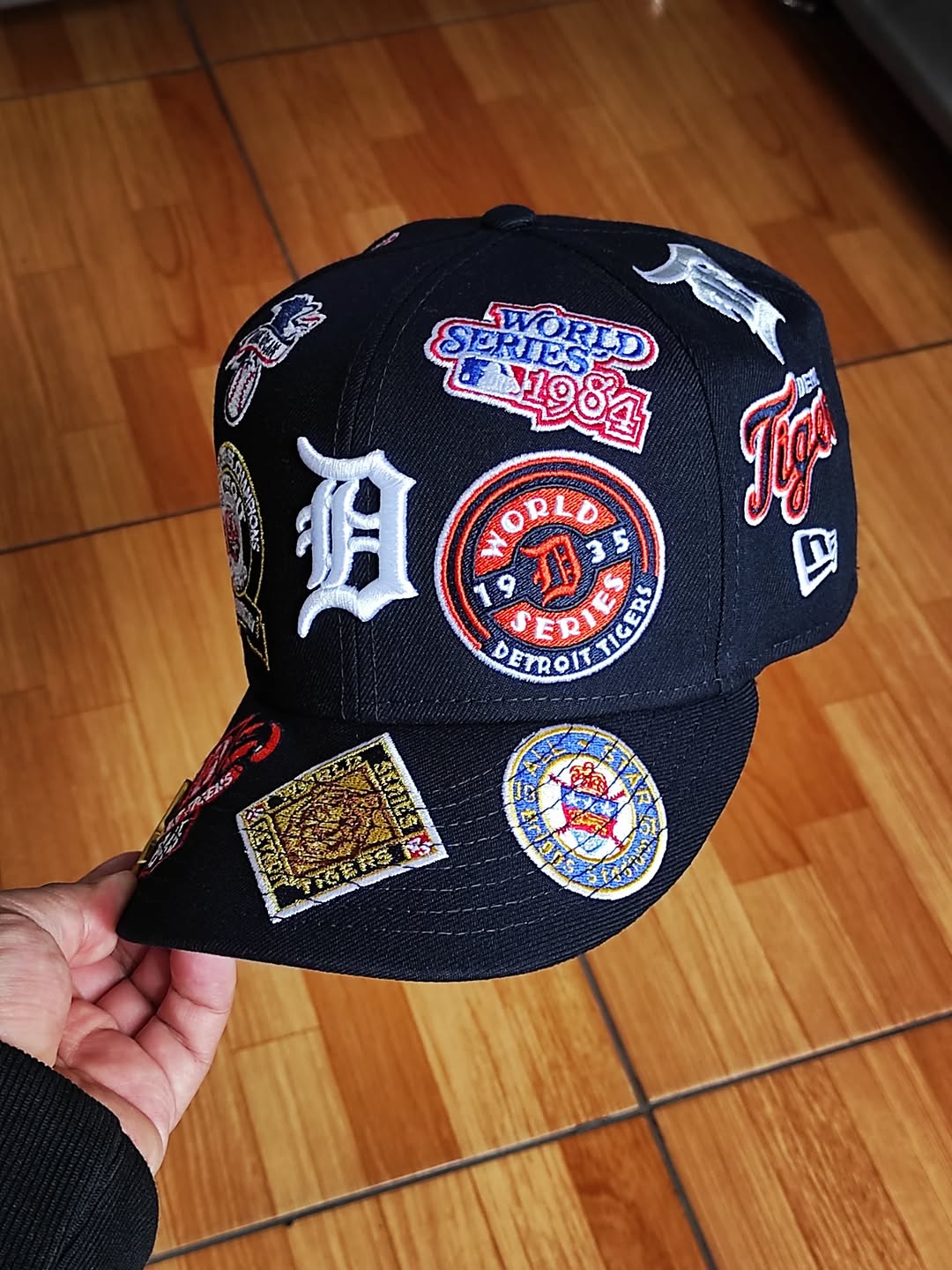 Gorra ajustada 59FIFTY New Era azul marino de los Detroit Tigers con el logo por toda la gorra y la parte inferior gris