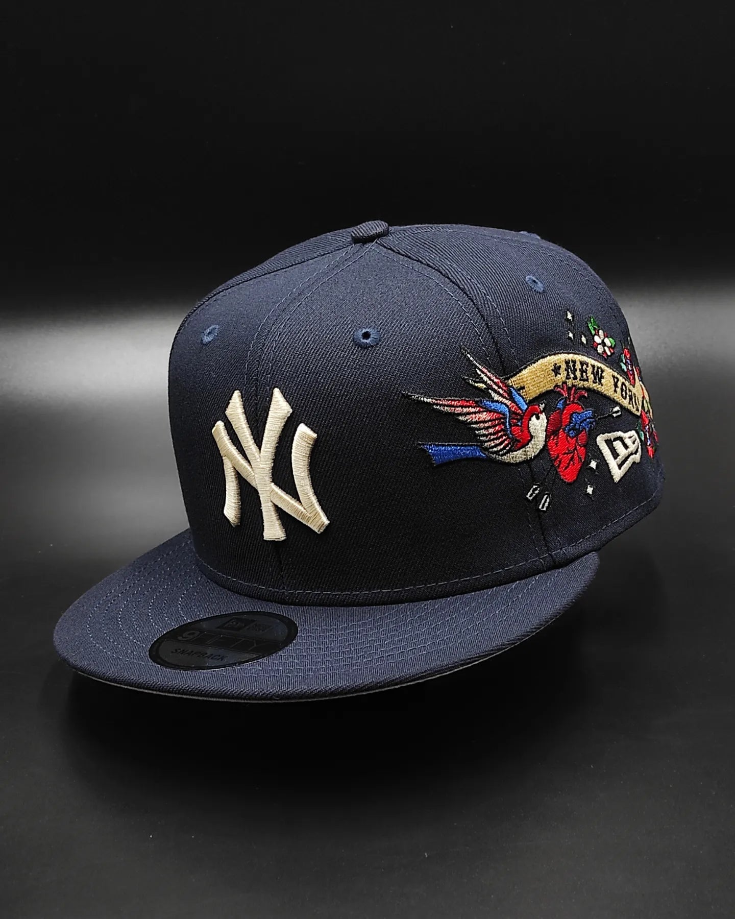 Gorra New Era 9Fifty Snapback de los New York Yankees con visera inferior gris y parche lateral City Art - Azul marino