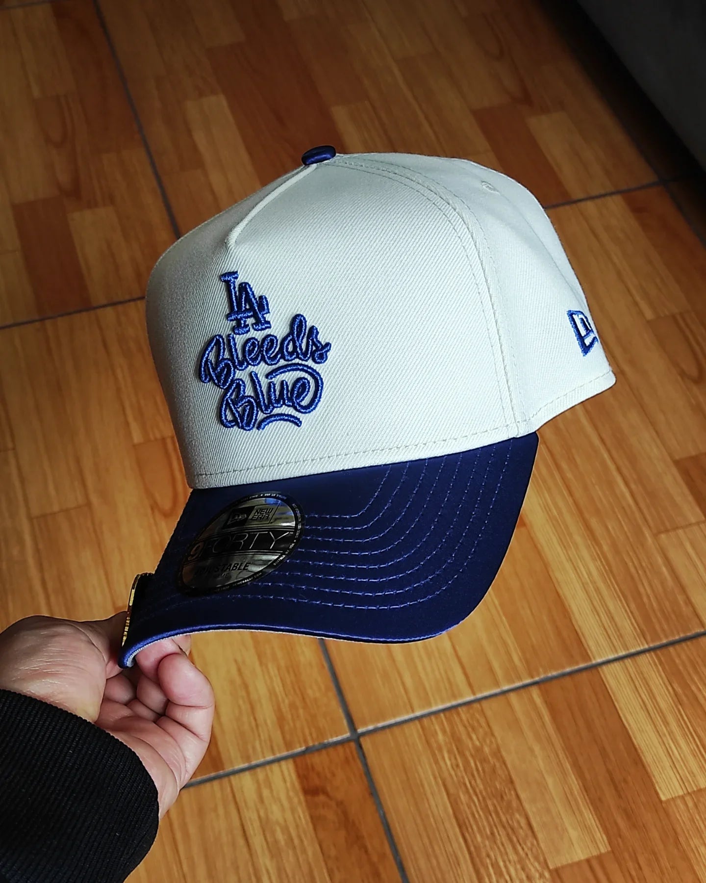 Gorra Snapback New Era Los Angeles Dodgers Chrome Satin Brim Two Tone 9Forty A Frame