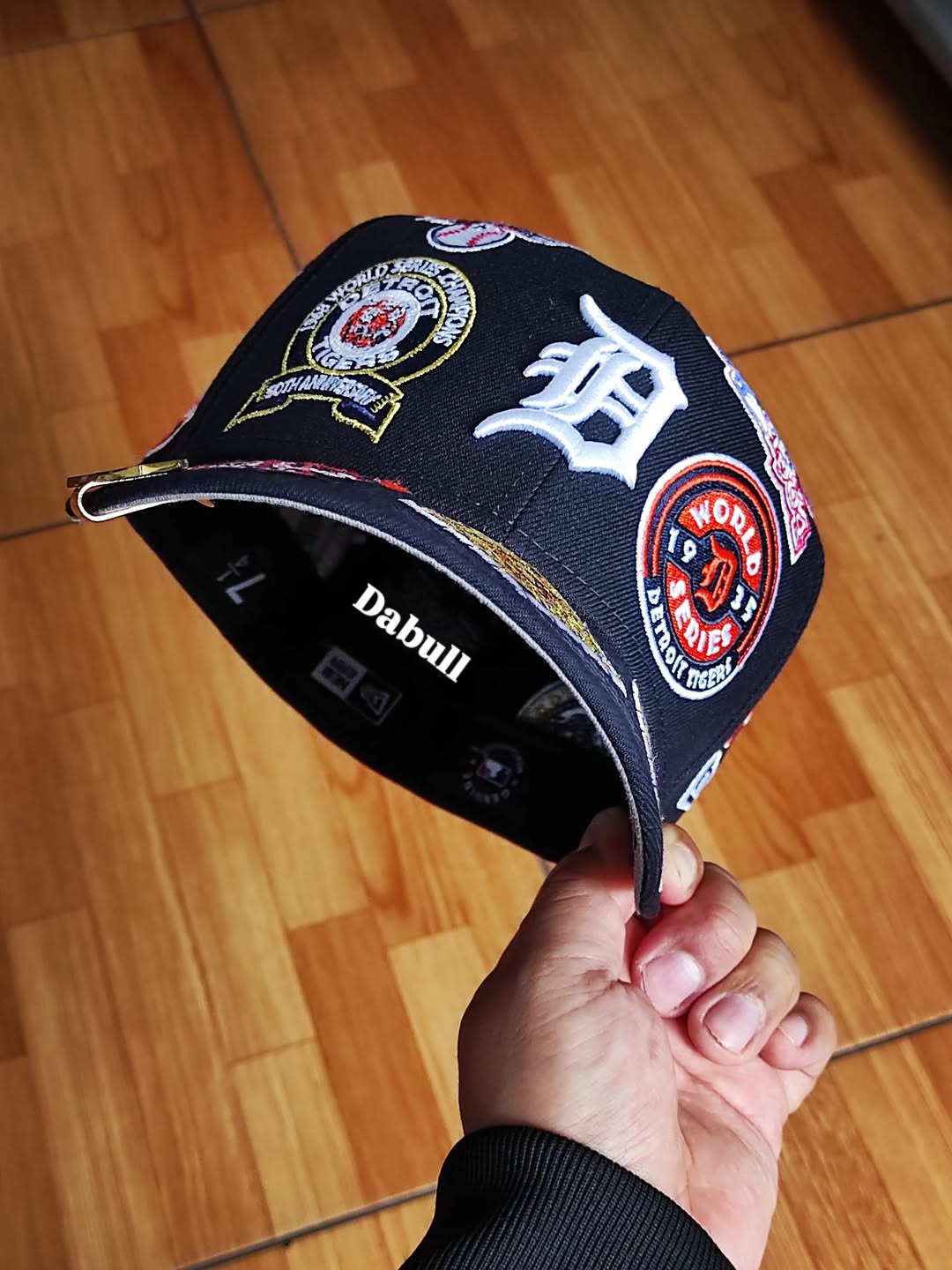 Gorra ajustada 59FIFTY New Era azul marino de los Detroit Tigers con el logo por toda la gorra y la parte inferior gris