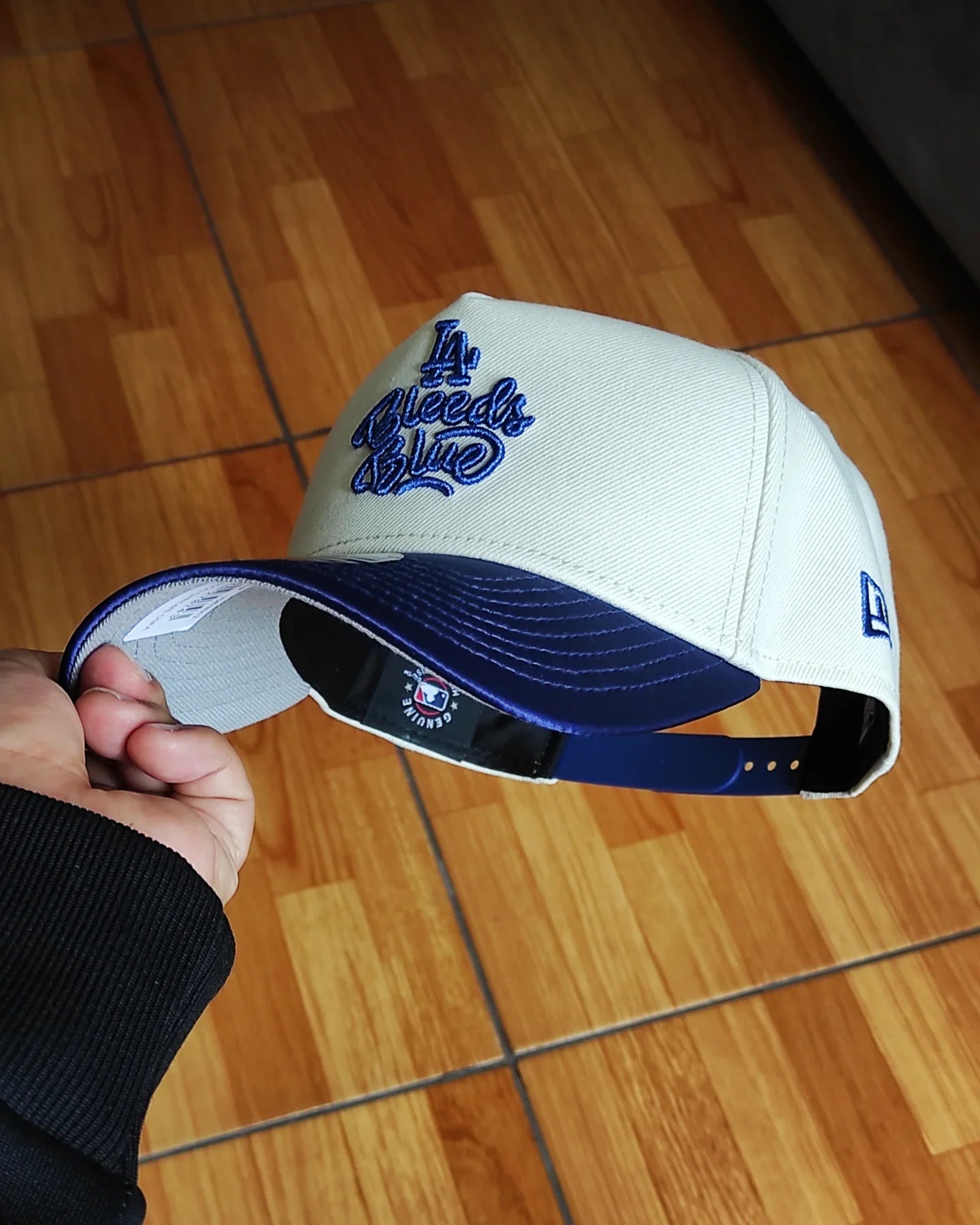Gorra Snapback New Era Los Angeles Dodgers Chrome Satin Brim Two Tone 9Forty A Frame