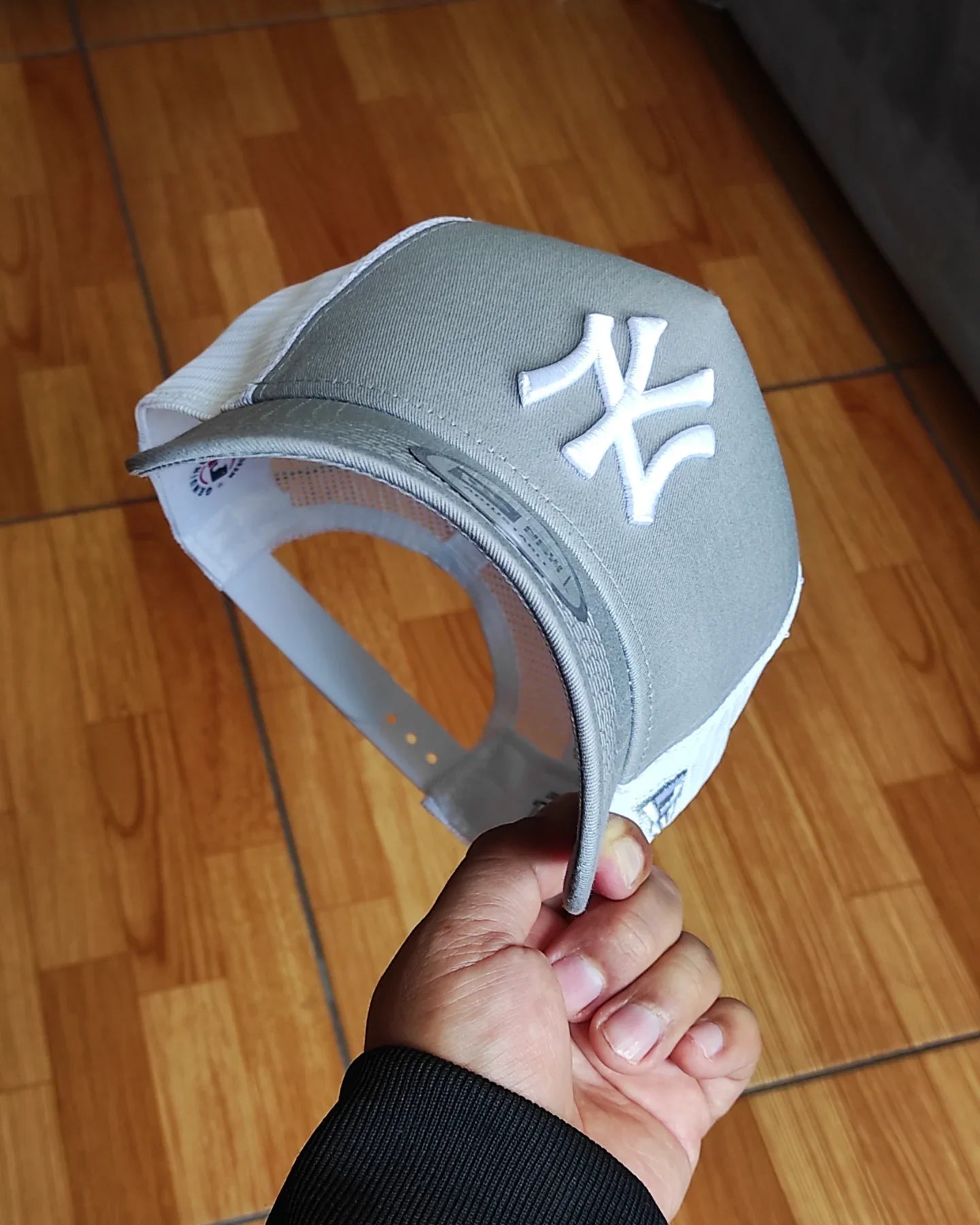 New Era Gorra trucker con visera ploma y panel blanco de los New York Yankees