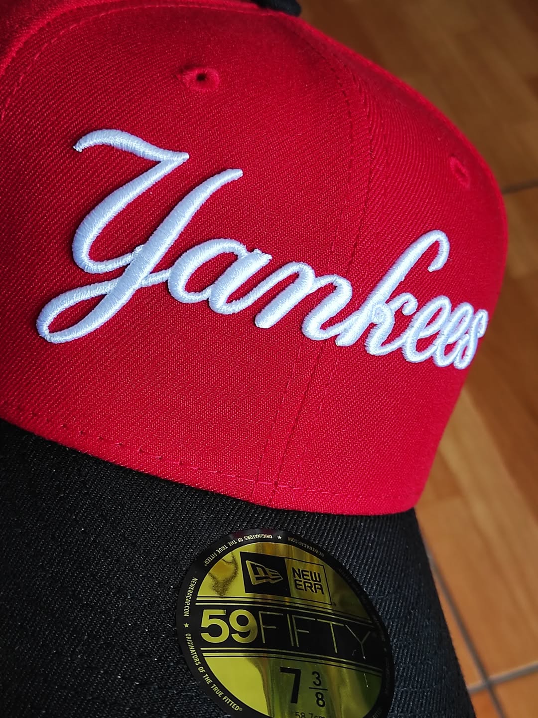 Gorra ajustada 59FIFTY de los New York Yankees Champions 2000 New Era roja y negra