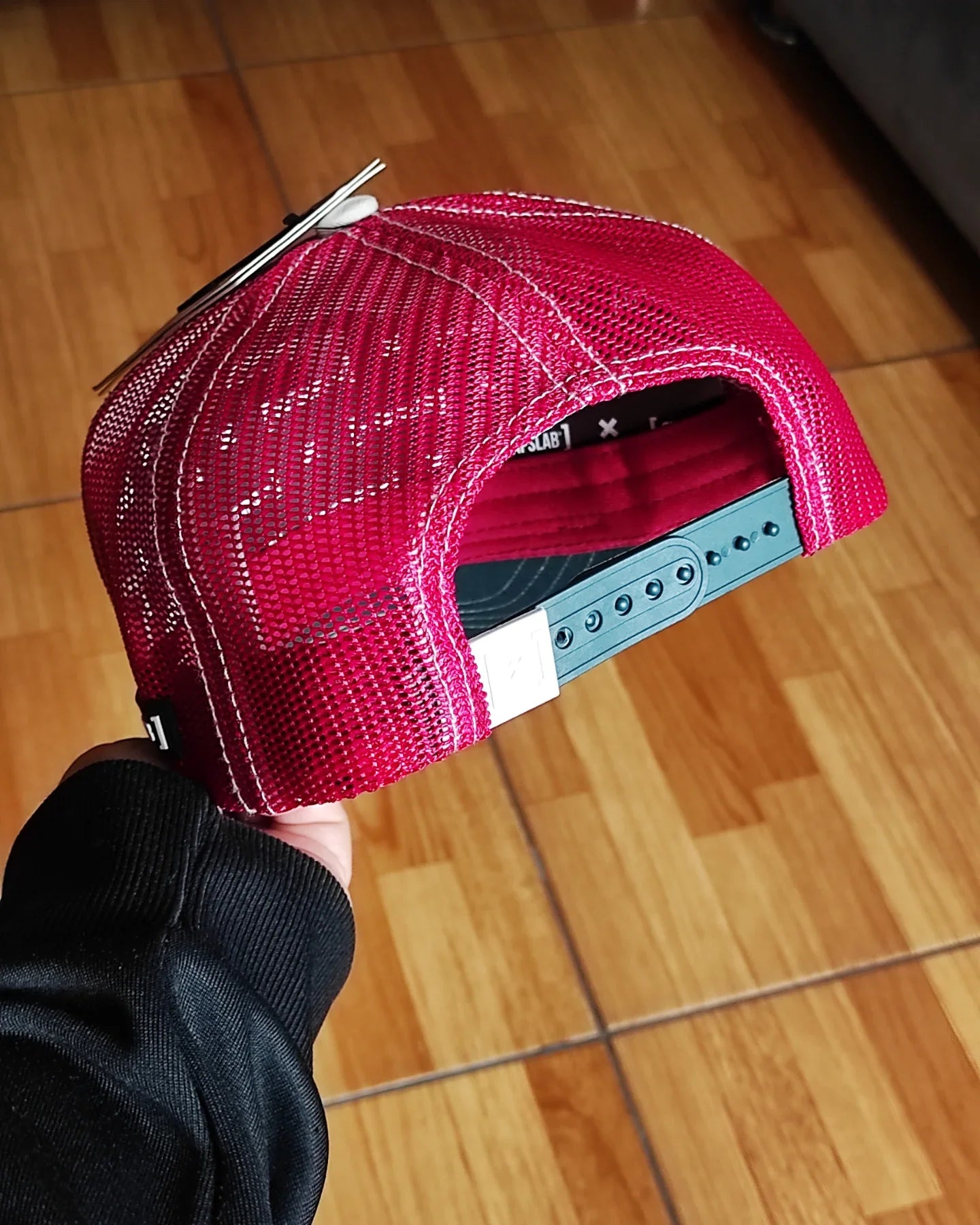 Gorra trucker snapback CAPSLAB Cacahuetes Snoopy blanco rojo verde